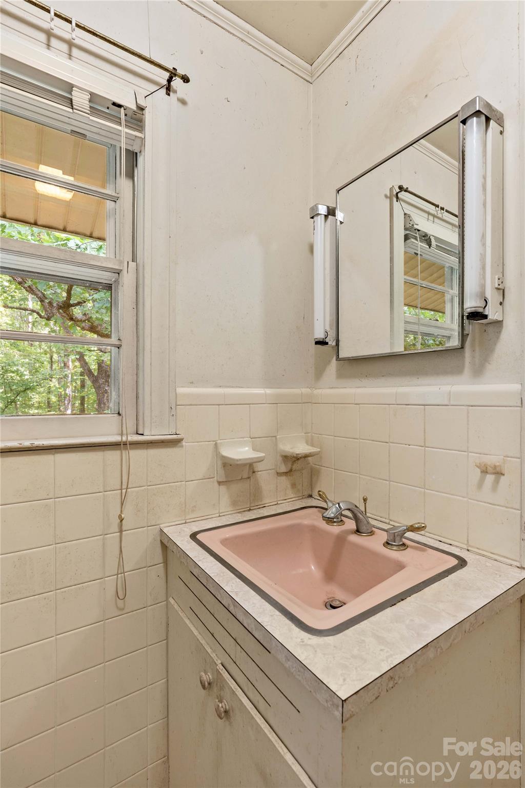Full Hall Bath located upstairs - 155 Duck Creek Road, Troutman