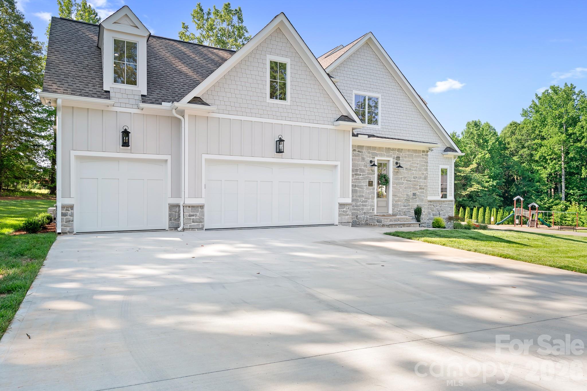 Oversized garage - 126 Manorly Lane, Mooresville
