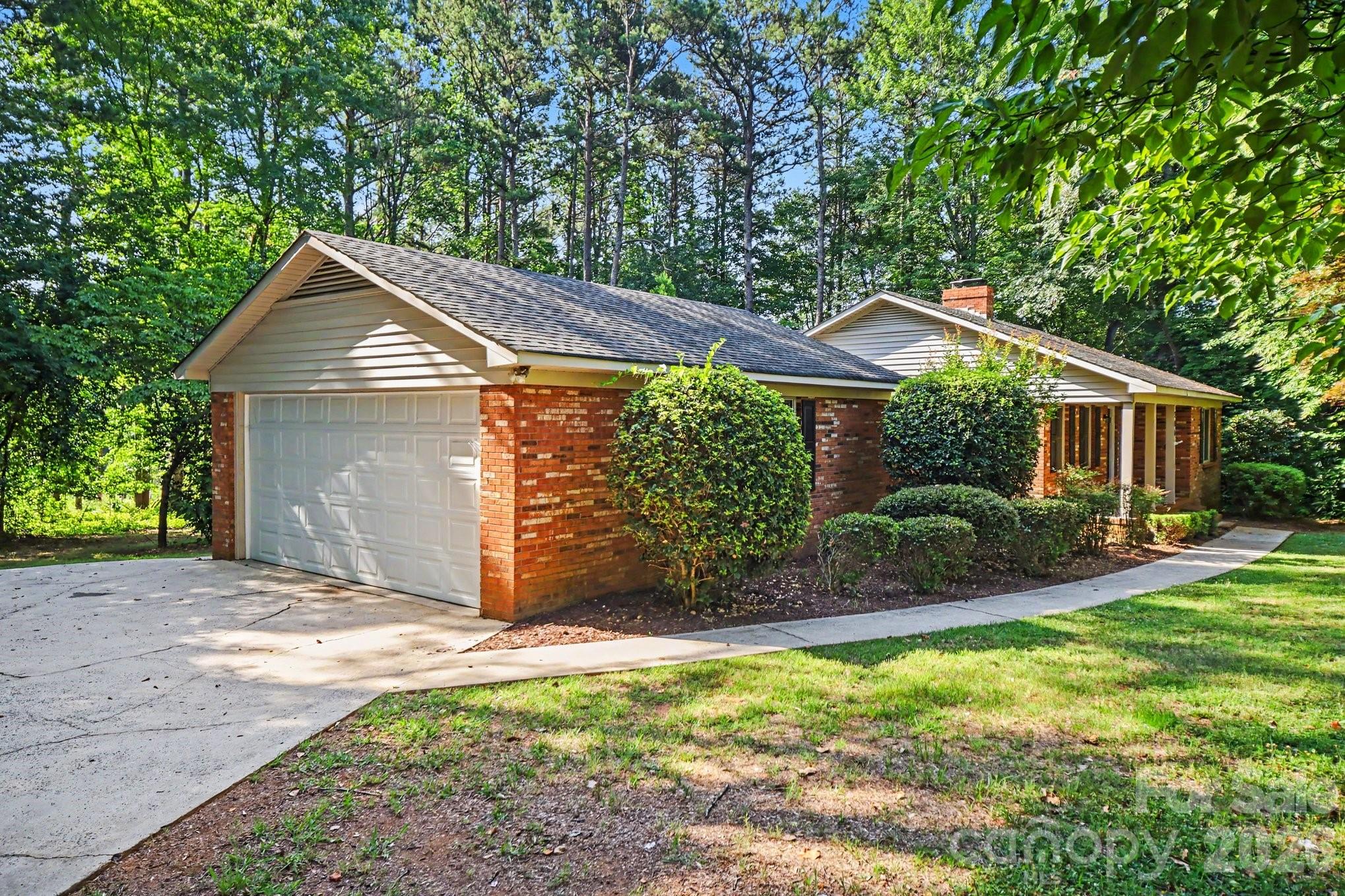 Single Family Residence at 304 Julia Drive, Lincolnton, photo 2 of 28