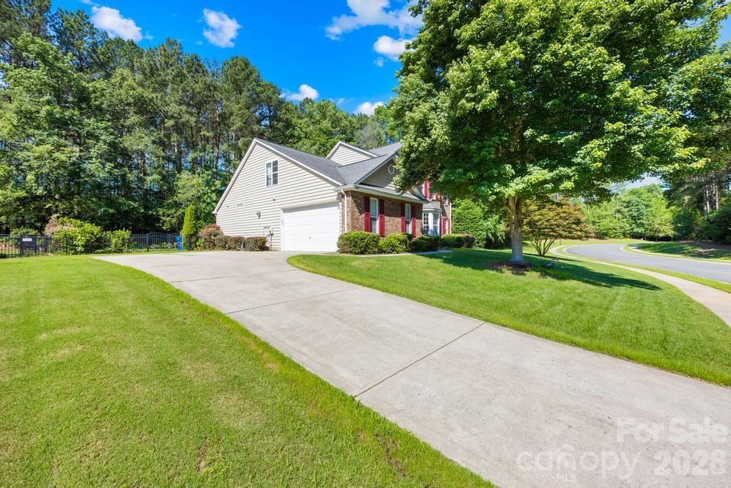 Single Family Residence at 610 Springwood Drive, Waxhaw, photo 3 of 31
