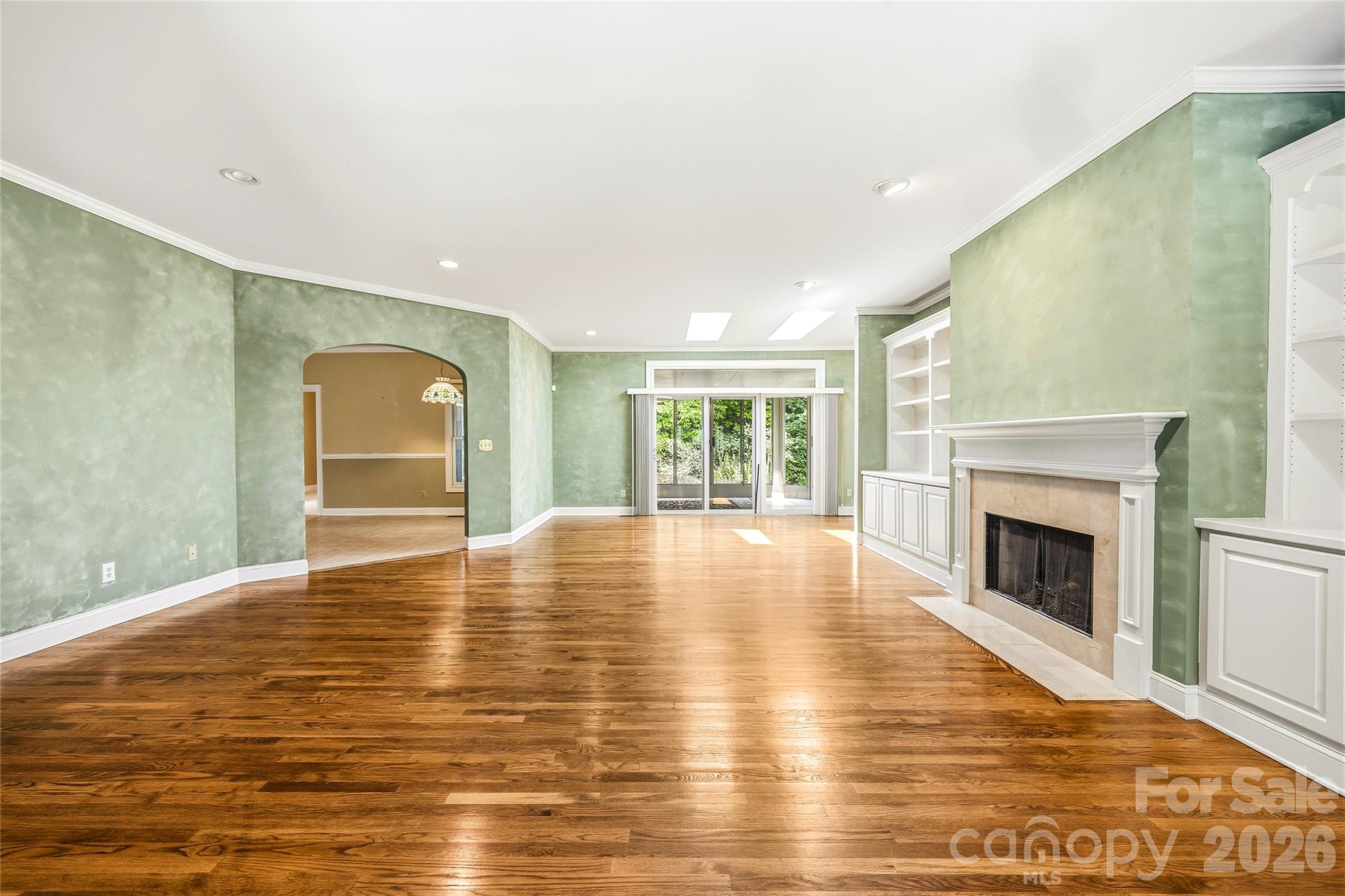 Spacious Great Room with 10-Foot Ceilings - 200 Teaberry Lane, Hendersonville