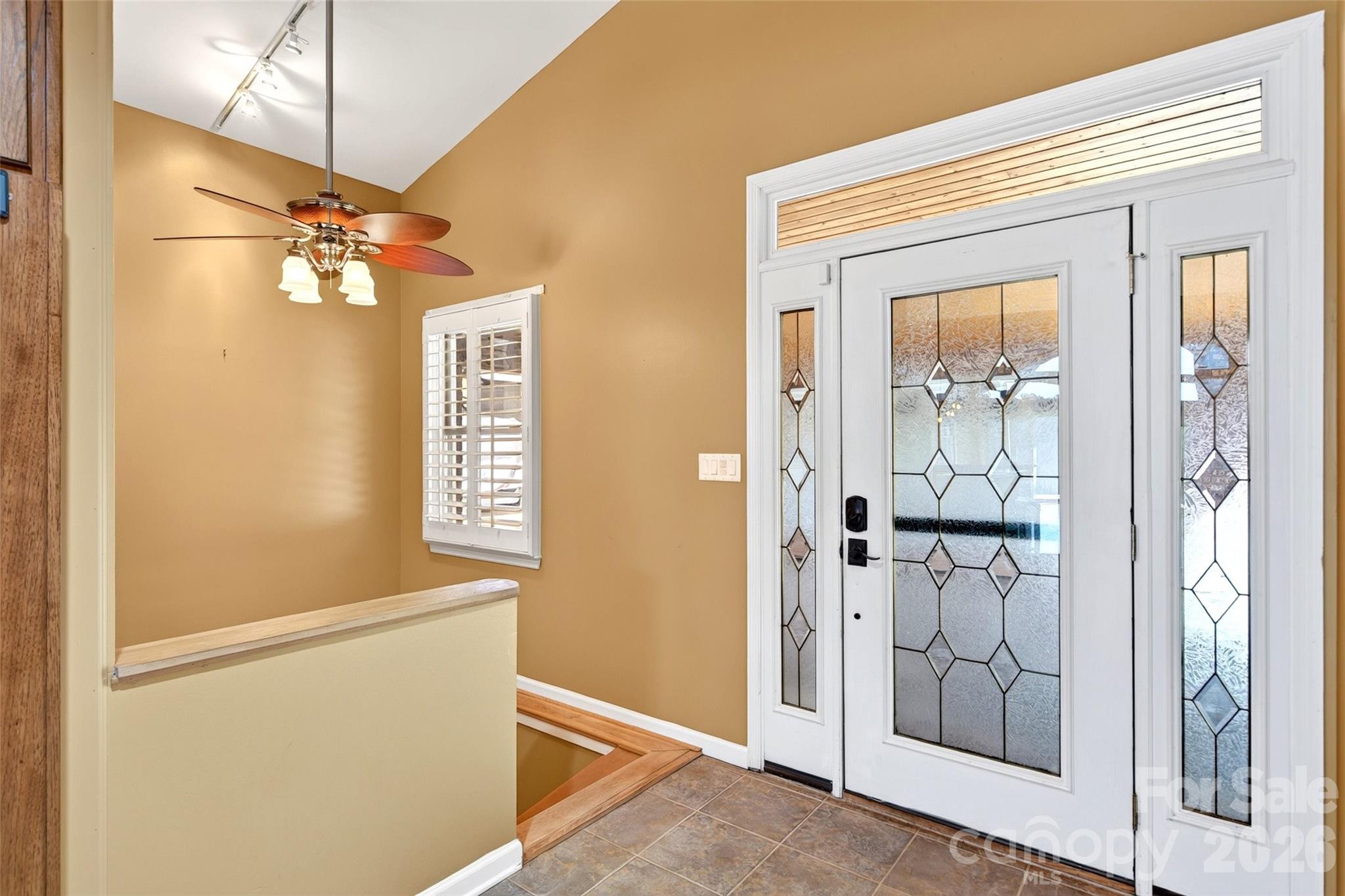 Entry foyer with leaded glass front door and vaulted ceiling opening to the main living level. - 831 Lake Club Drive, Nebo