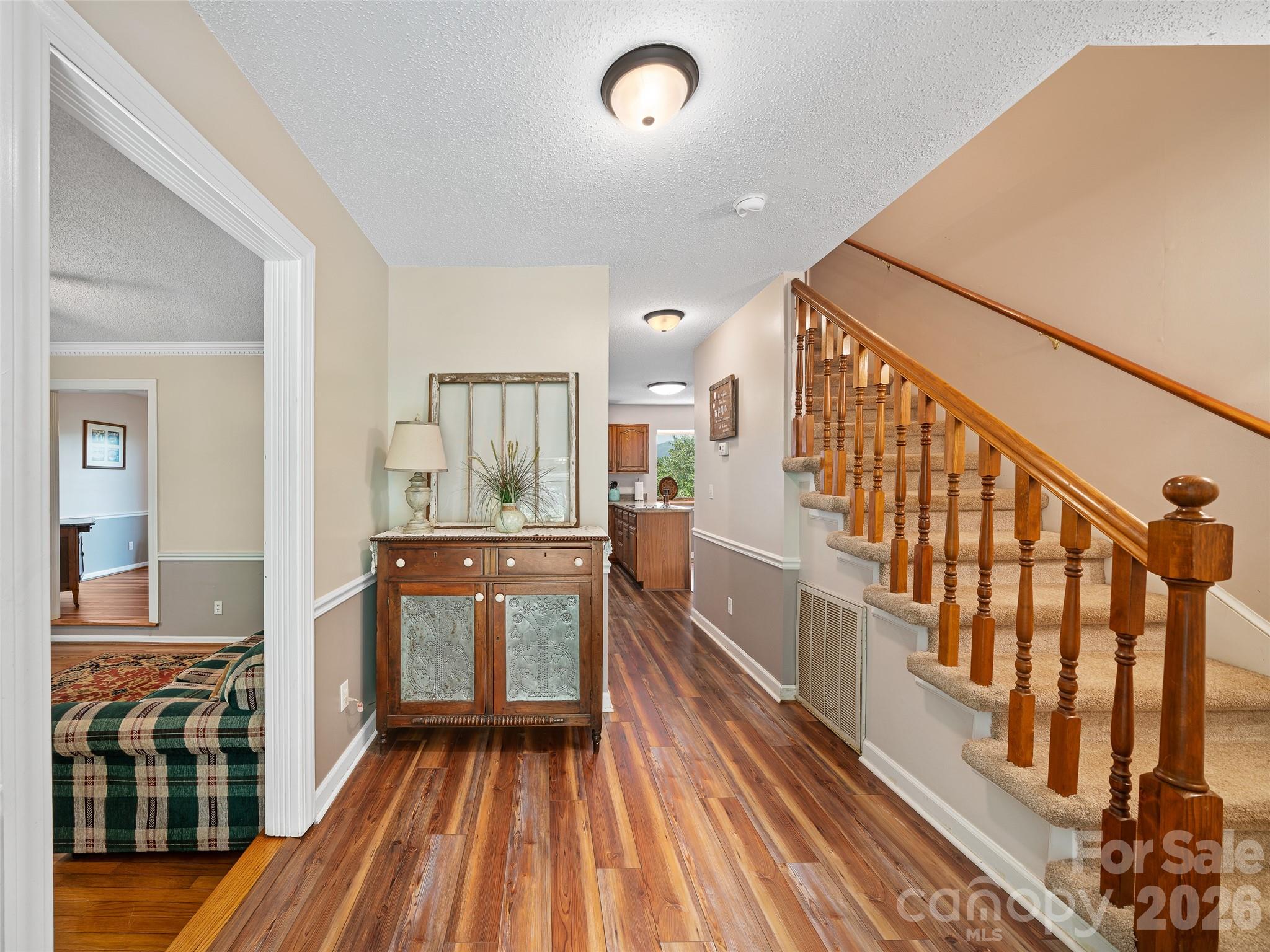 Single Family Residence at 254 Shepard Way, Burnsville, photo 2 of 28