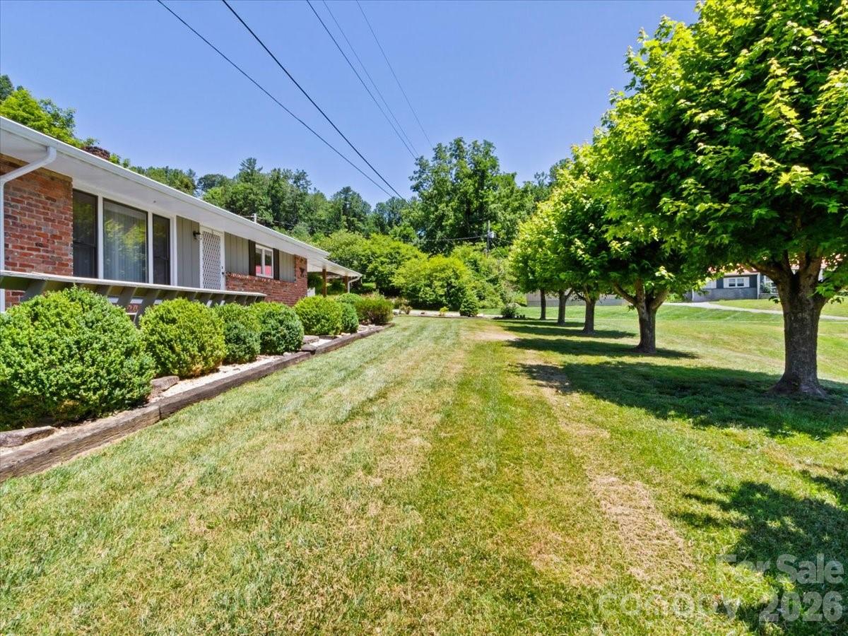 Single Family Residence at 39 Hawthorne Lane, Burnsville, photo 2 of 47