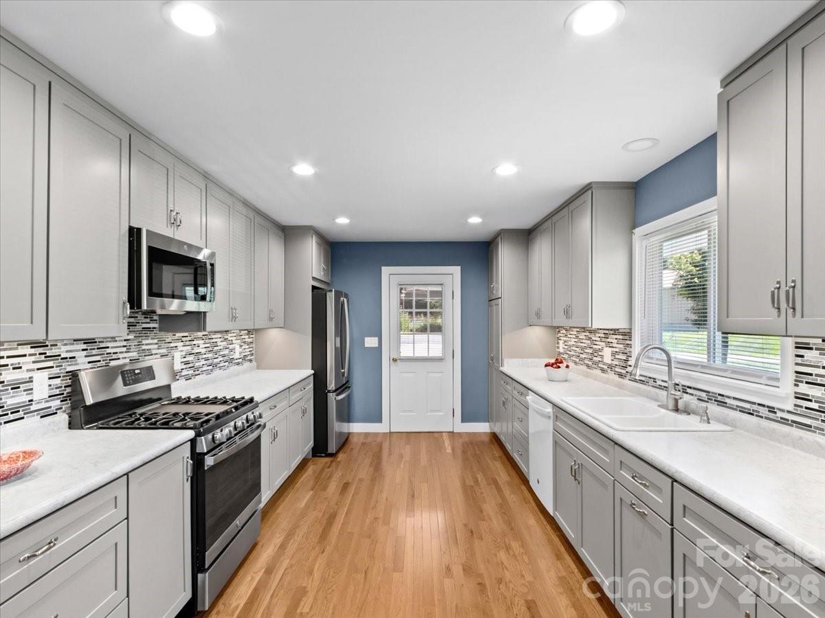Single Family Residence at 39 Hawthorne Lane, Burnsville, photo 6 of 47