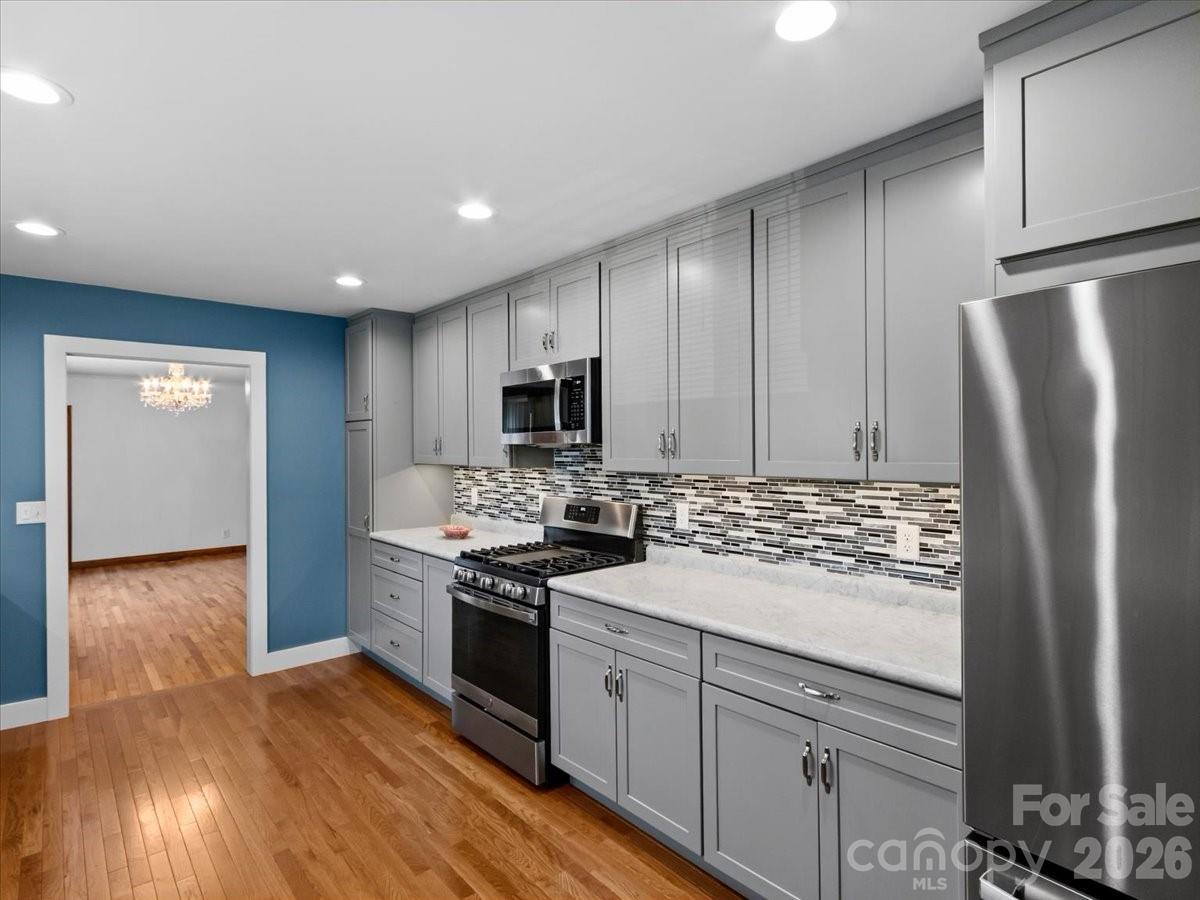 Single Family Residence at 39 Hawthorne Lane, Burnsville, photo 7 of 47