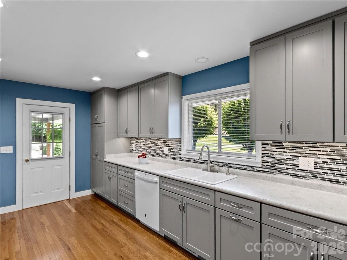 Single Family Residence at 39 Hawthorne Lane, Burnsville, photo 10 of 47