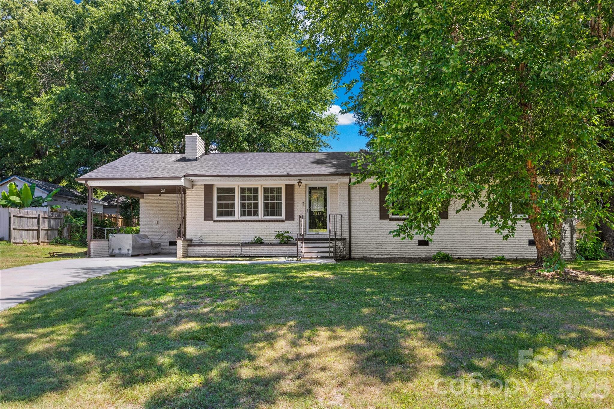 Single Family Residence at 2323 Hedgewood Circle, Gastonia, photo 2 of 24
