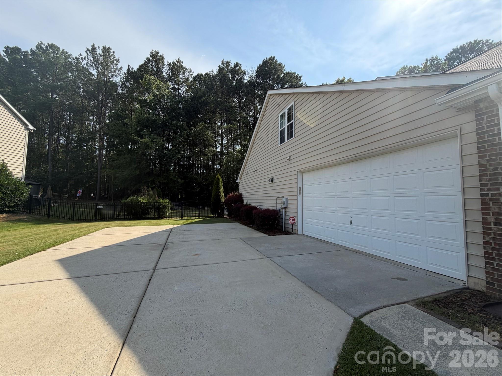 Single Family Residence at 610 Springwood Drive, Waxhaw, photo 4 of 31