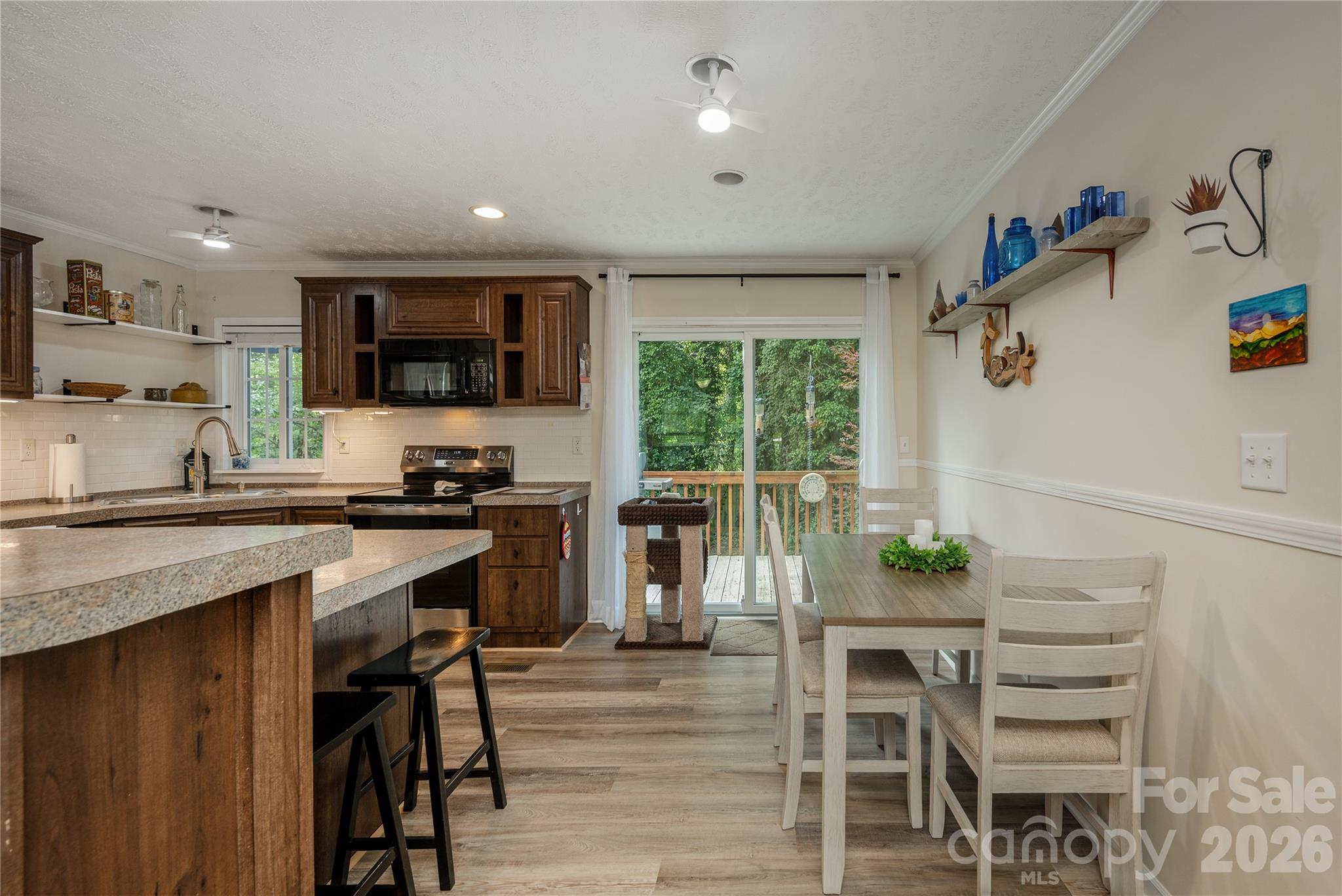 Single Family Residence at 32 Beechwood Lakes Drive, Hendersonville, photo 5 of 27