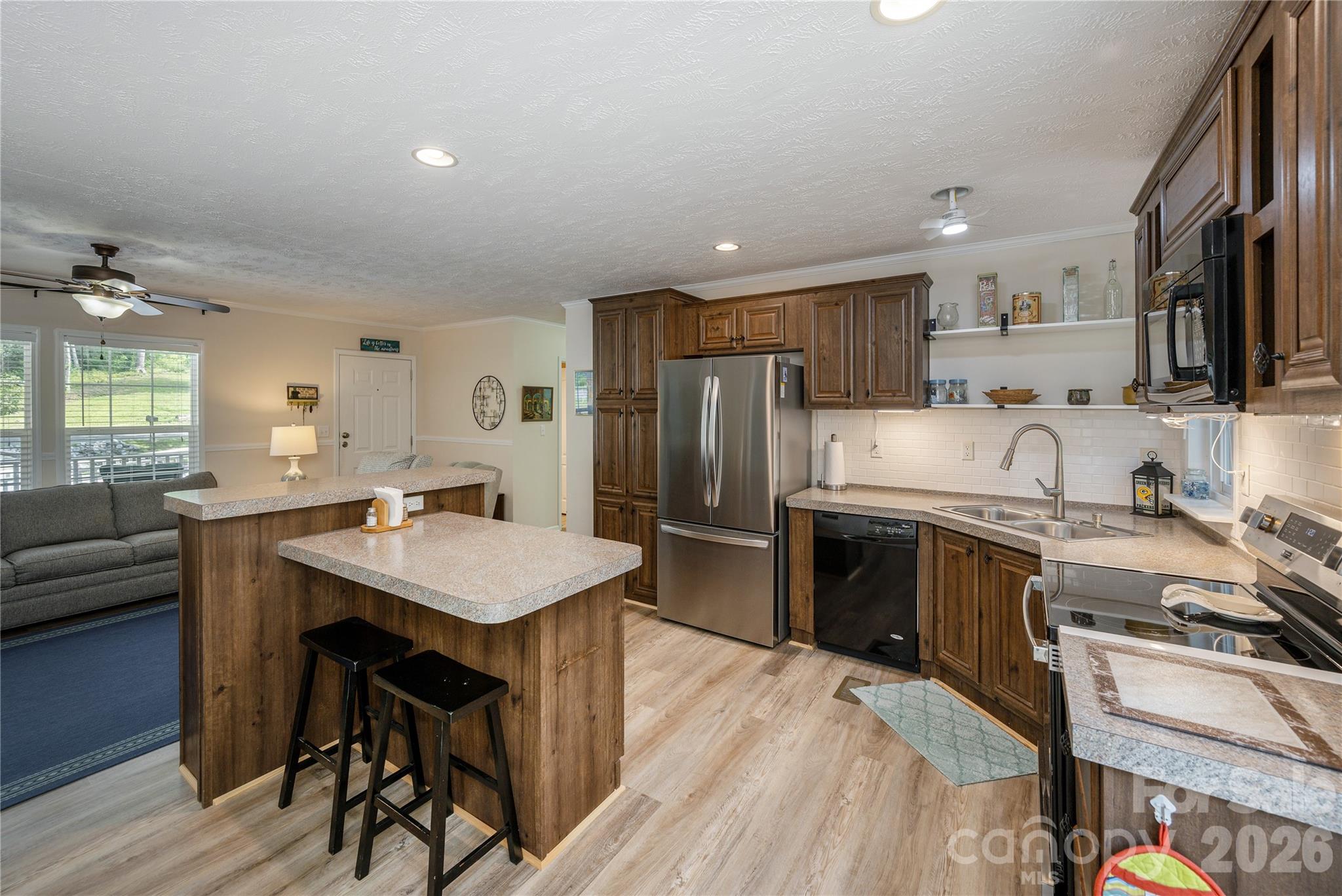 Single Family Residence at 32 Beechwood Lakes Drive, Hendersonville, photo 6 of 27