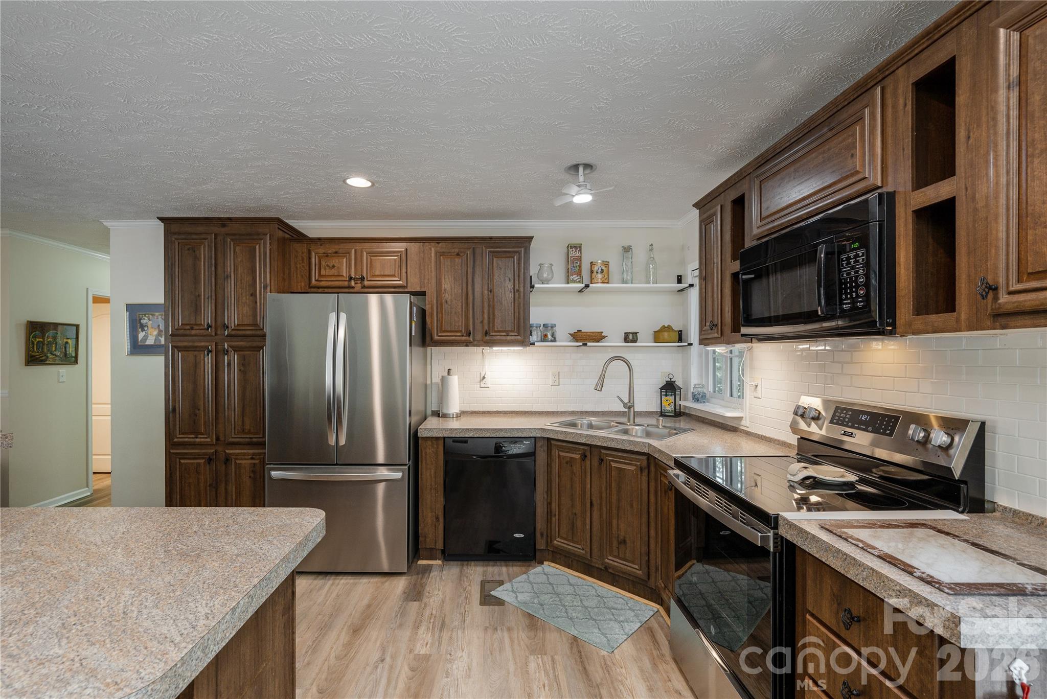 Single Family Residence at 32 Beechwood Lakes Drive, Hendersonville, photo 7 of 27