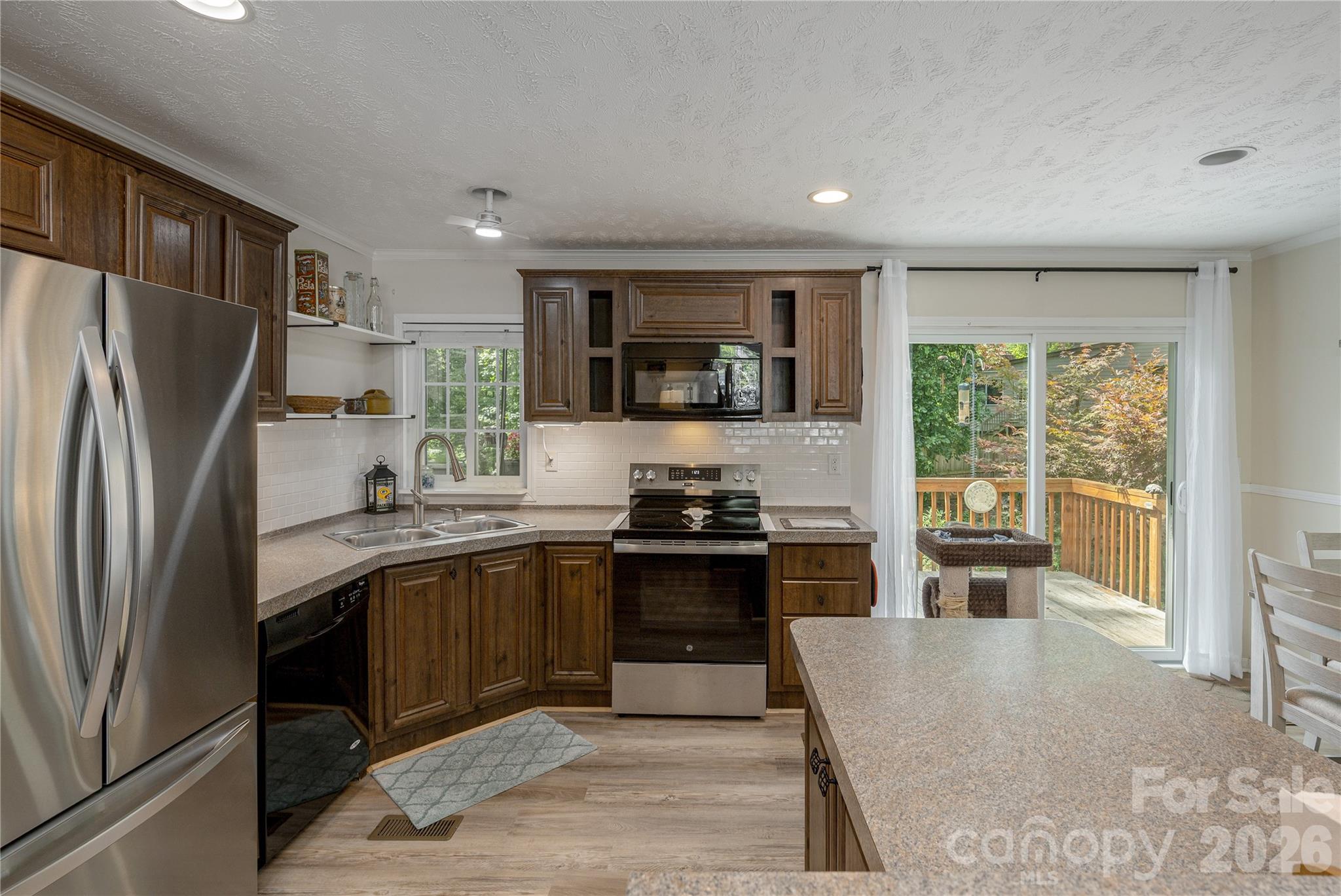 Single Family Residence at 32 Beechwood Lakes Drive, Hendersonville, photo 8 of 27