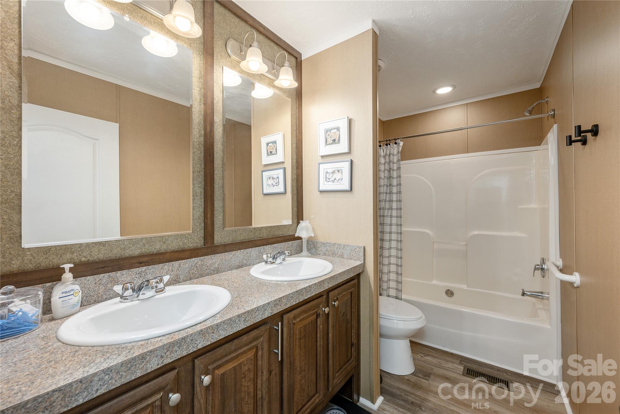 Single Family Residence at 32 Beechwood Lakes Drive, Hendersonville, photo 12 of 27