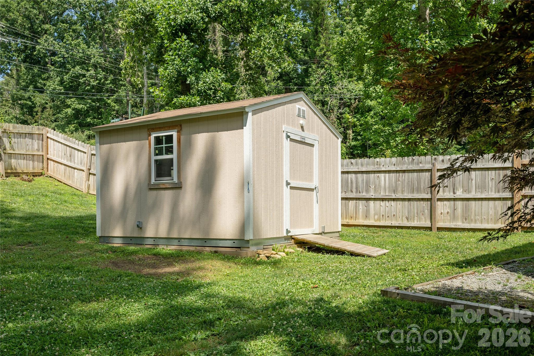 Single Family Residence at 32 Beechwood Lakes Drive, Hendersonville, photo 18 of 27