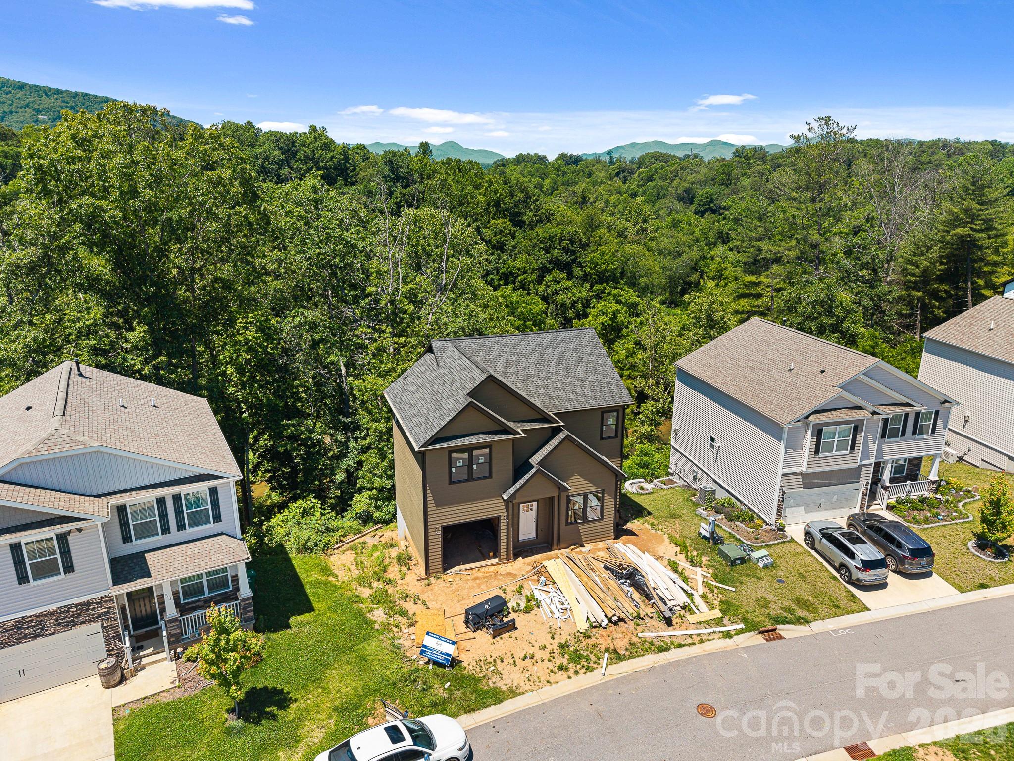 Single Family Residence at 914 Newport Court, Asheville, photo 8 of 40