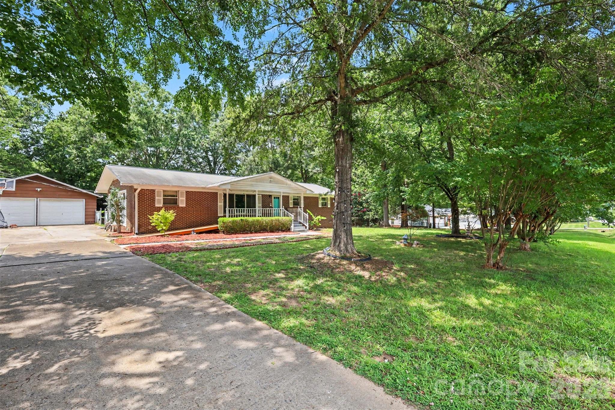 Single Family Residence at 953 Twin Lakes Road, Rock Hill, photo 2 of 19
