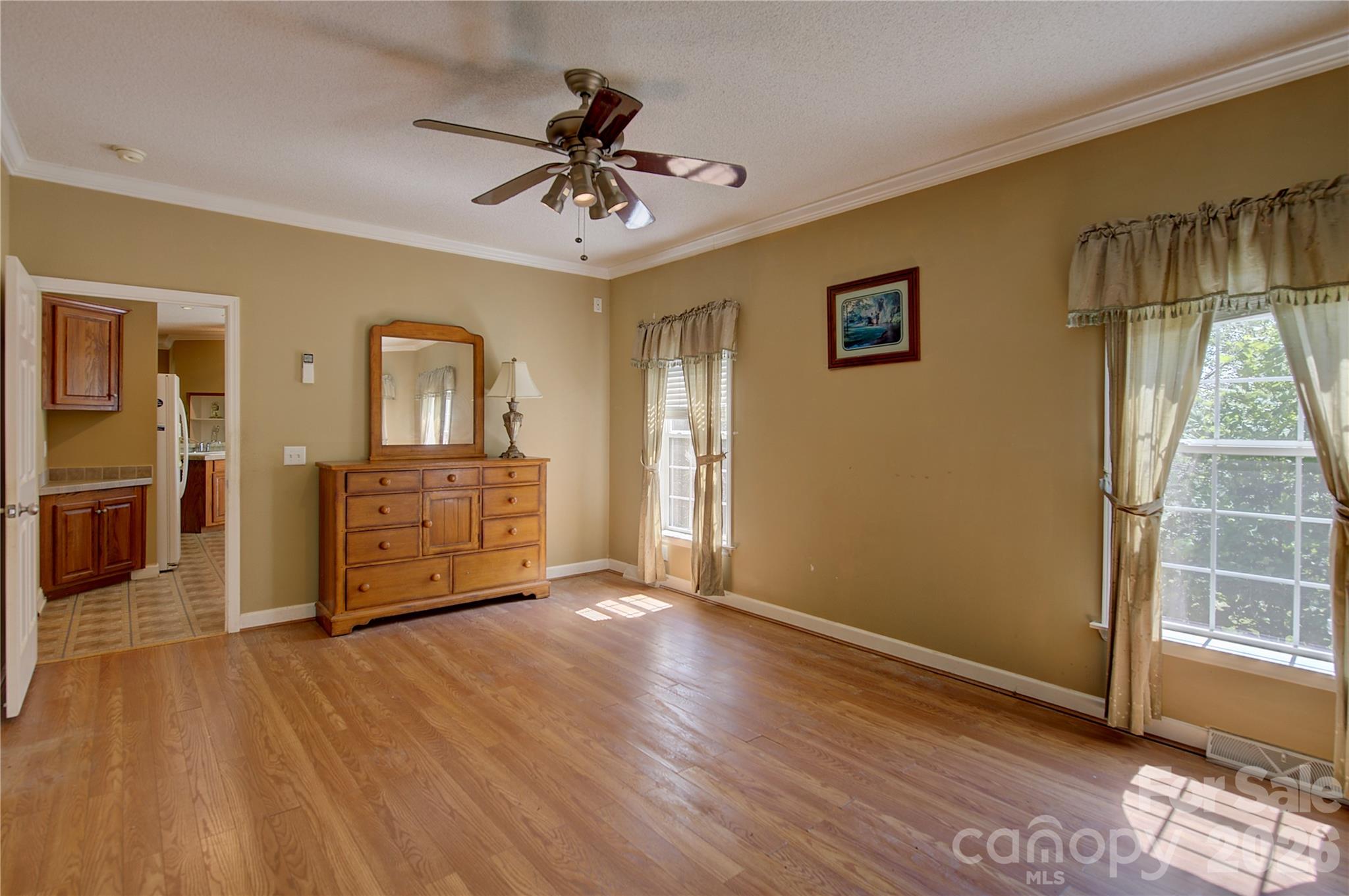 Large Master Bedroom with walk in closet and onsuite bath - 498 Broad Branch Road, Bakersville