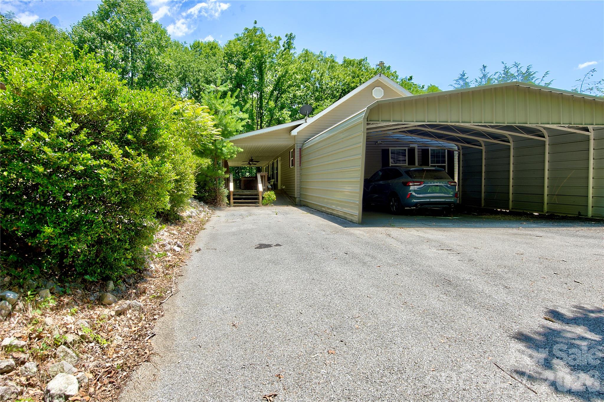 Paved Drive - 2 car covered parking - 498 Broad Branch Road, Bakersville