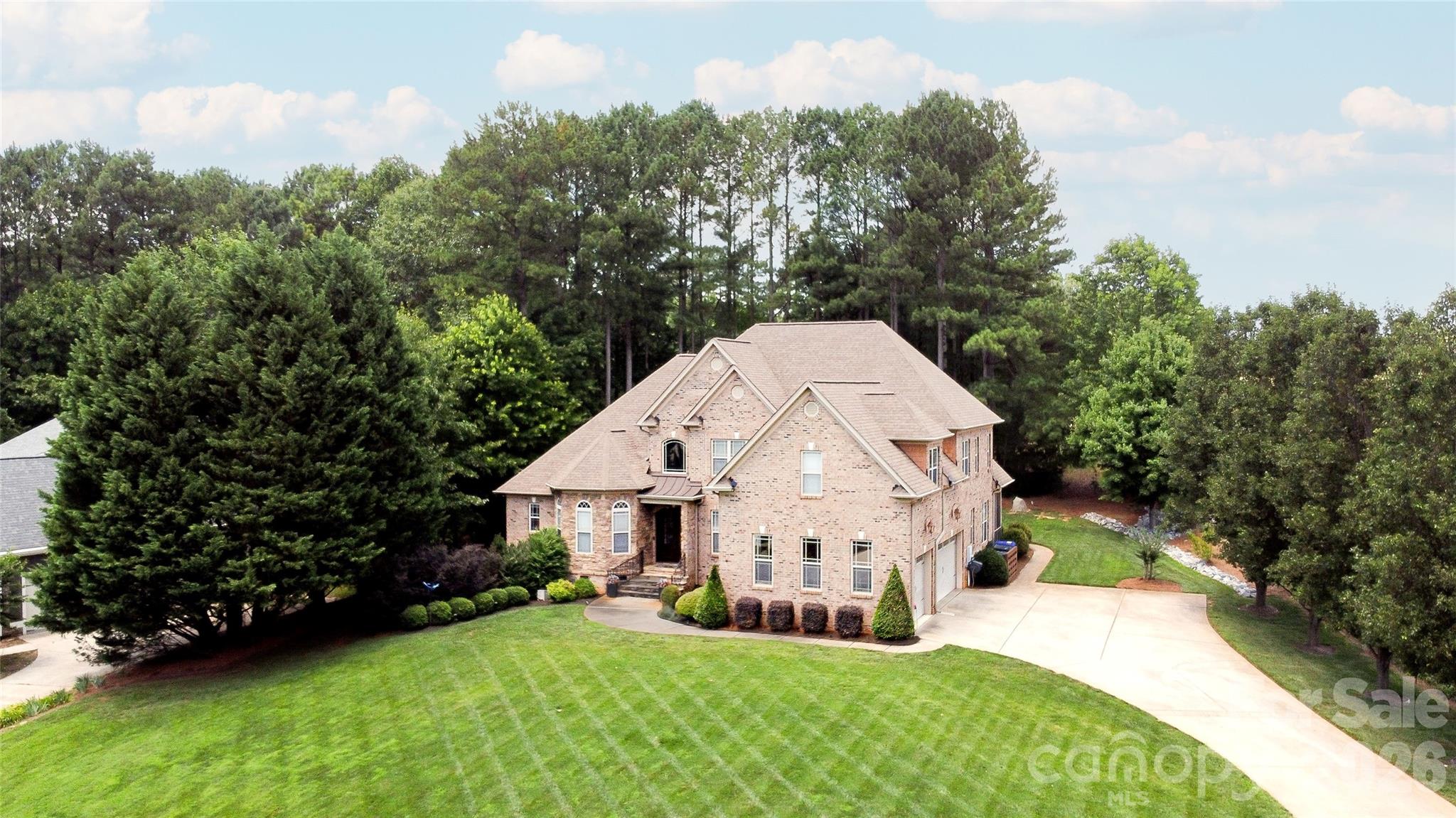 Single Family Residence at 139 Waterbury Drive, Mooresville, photo 2 of 48