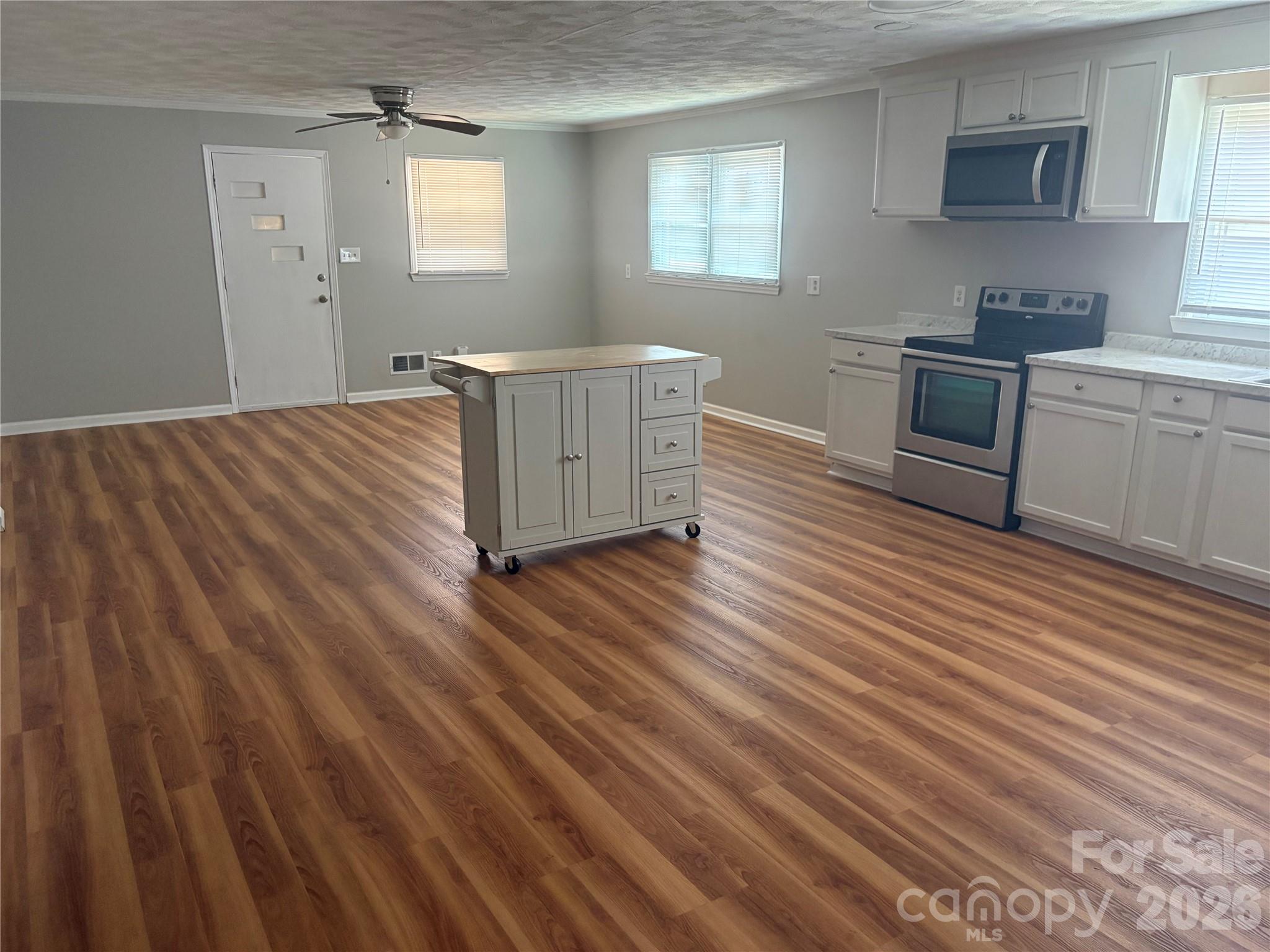 Eat In Kitchen - 315 Parkview Avenue SW, Concord