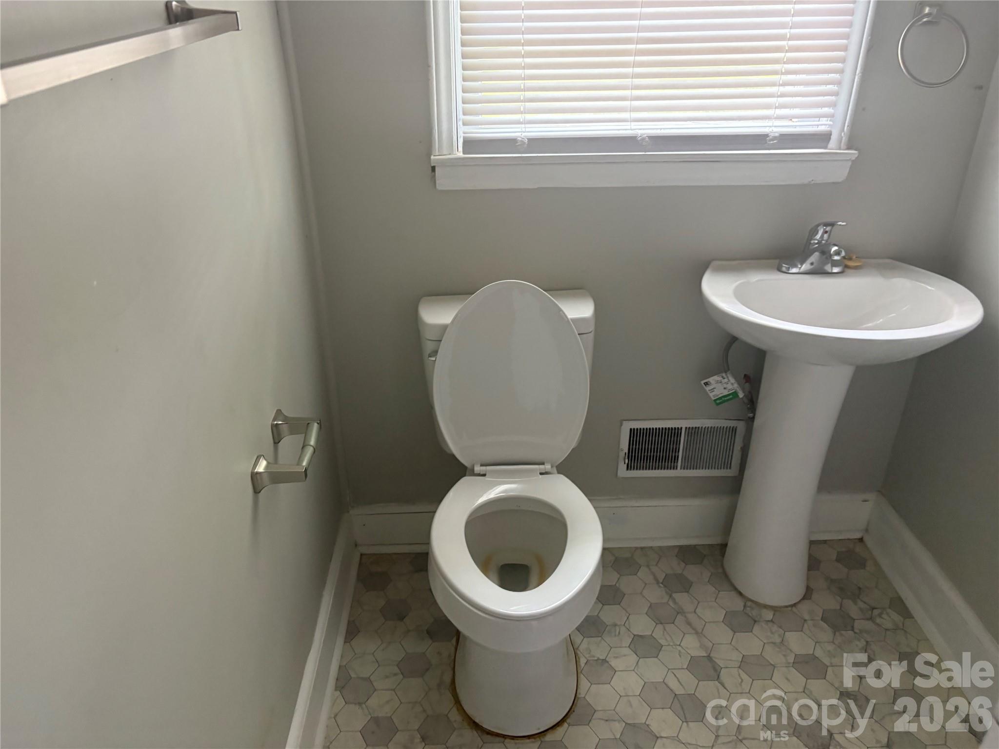 Bathroom - 315 Parkview Avenue SW, Concord