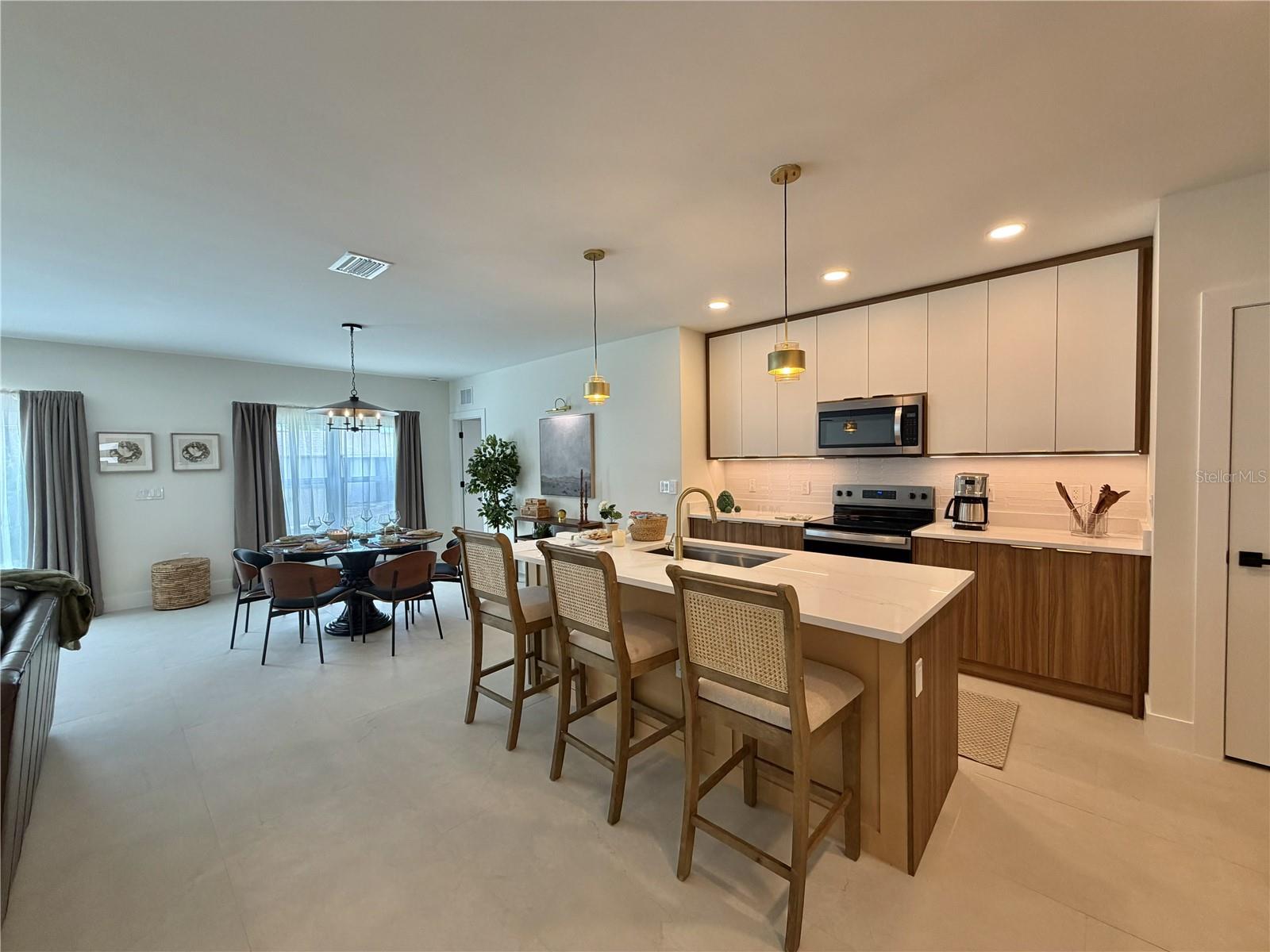 Single Family Residence at 5813 REGENT RD, VENICE, photo 4 of 18