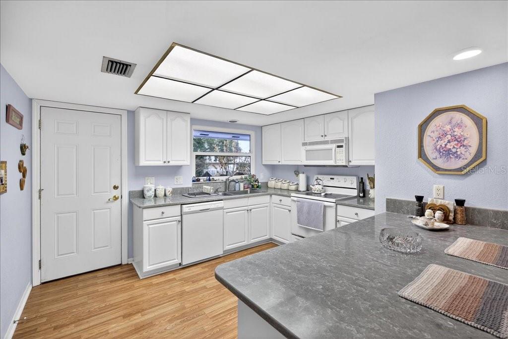 Bright renovated kitchen with quartz countertops! - 46 FLEMING CT, PALM COAST