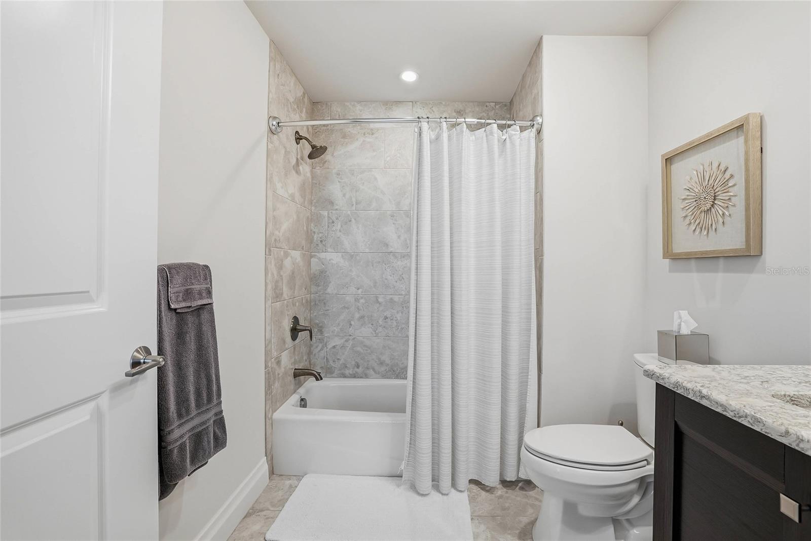Additional view of guest suite #2 ensuite bath. - 650 COLLANY RD #401, TIERRA VERDE
