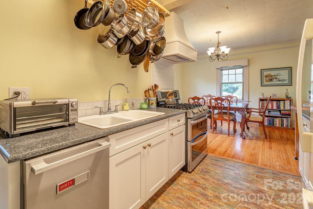 Single Family Residence at 133 Westwood Place, Asheville, photo 12 of 27