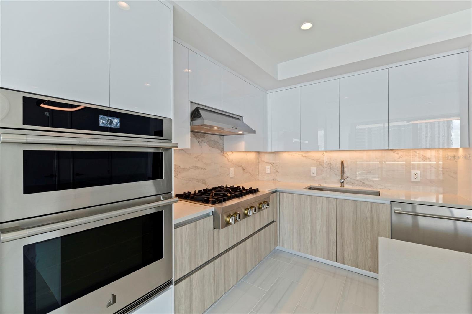 Condominium at 400 CENTRAL AVE #1105, ST PETERSBURG, photo 7 of 88