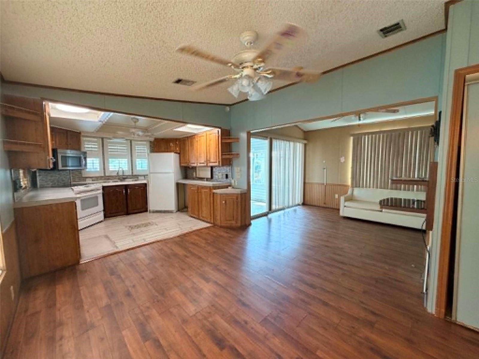 Dining, Kitchen and Living room - 50989 HIGHWAY 27 #87, DAVENPORT