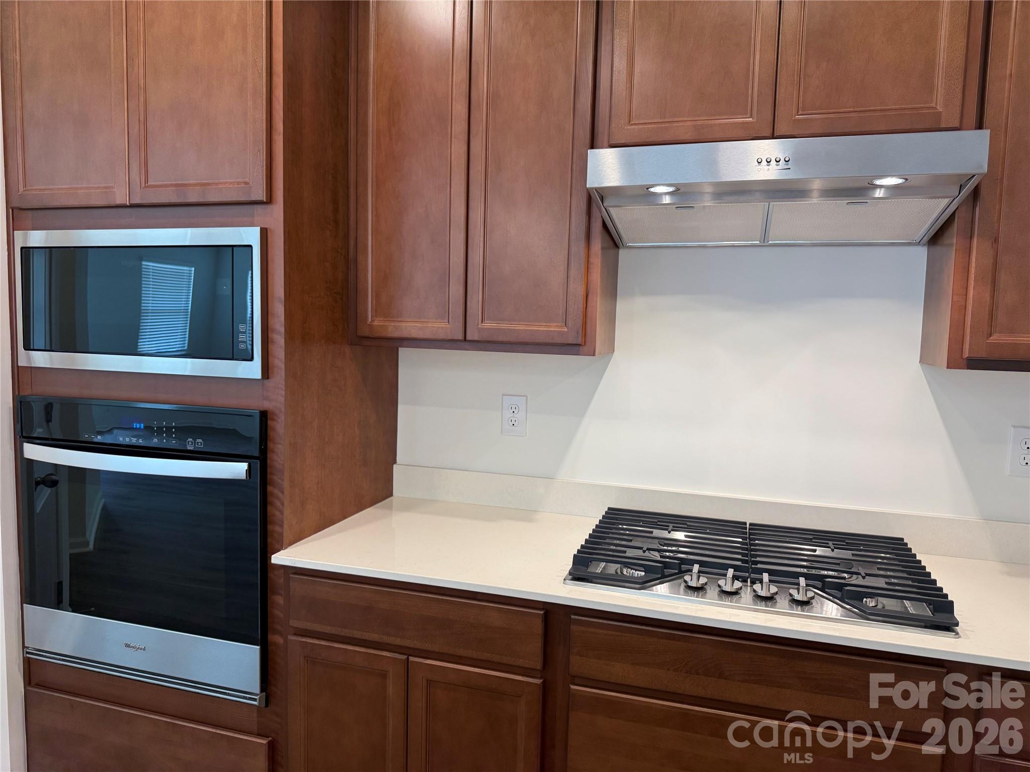 Gourmet kitchen with gas range - 342 Maidstone Drive, Monroe
