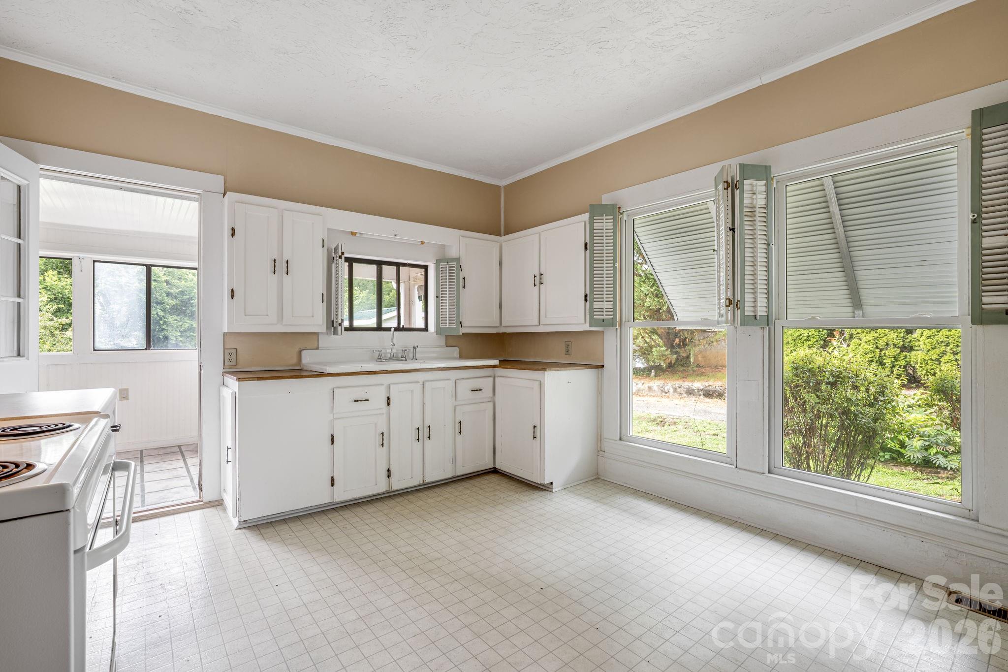 Single Family Residence at 82 Hill Street, Hot Springs, photo 13 of 42