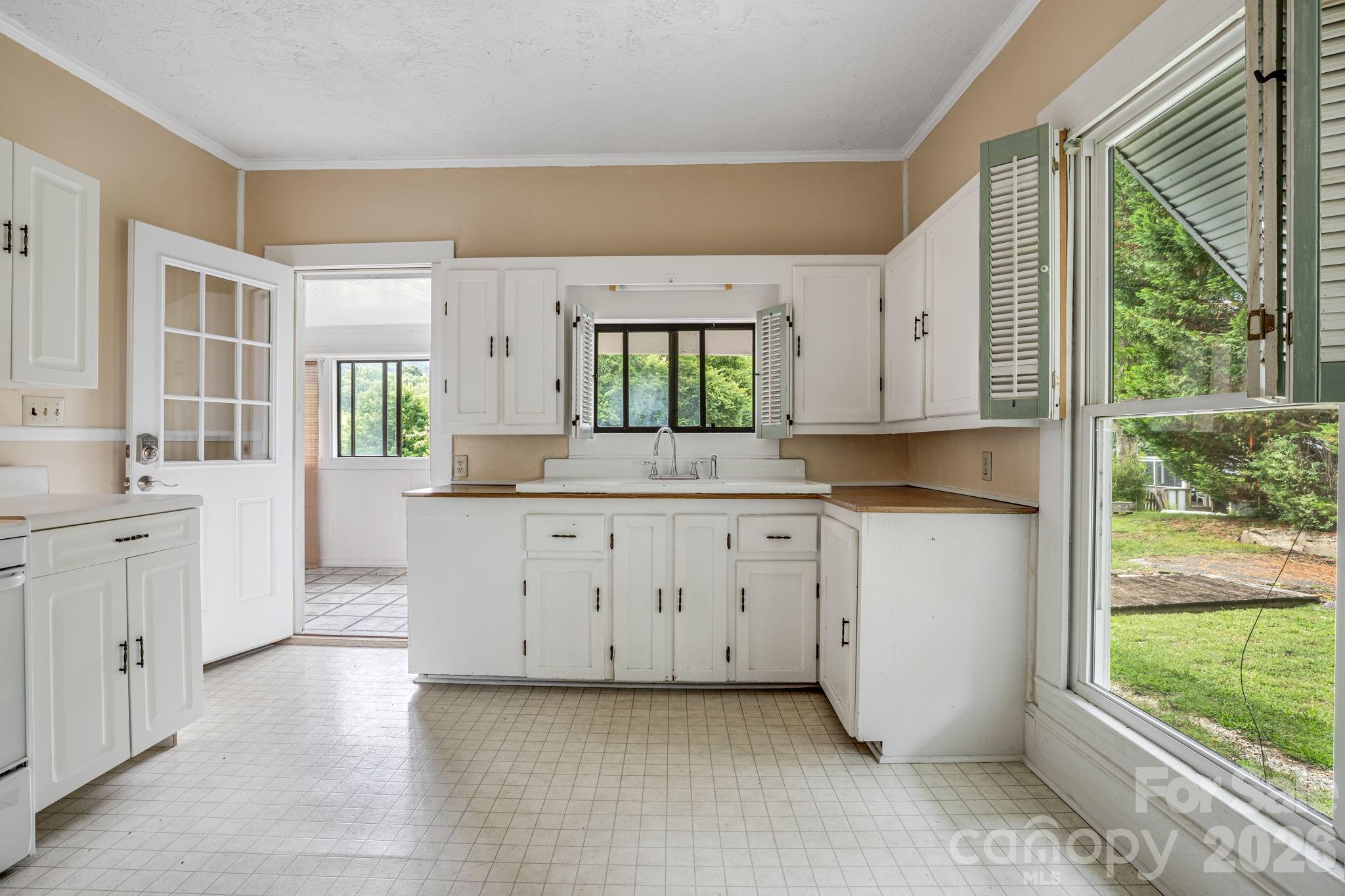 Single Family Residence at 82 Hill Street, Hot Springs, photo 14 of 42