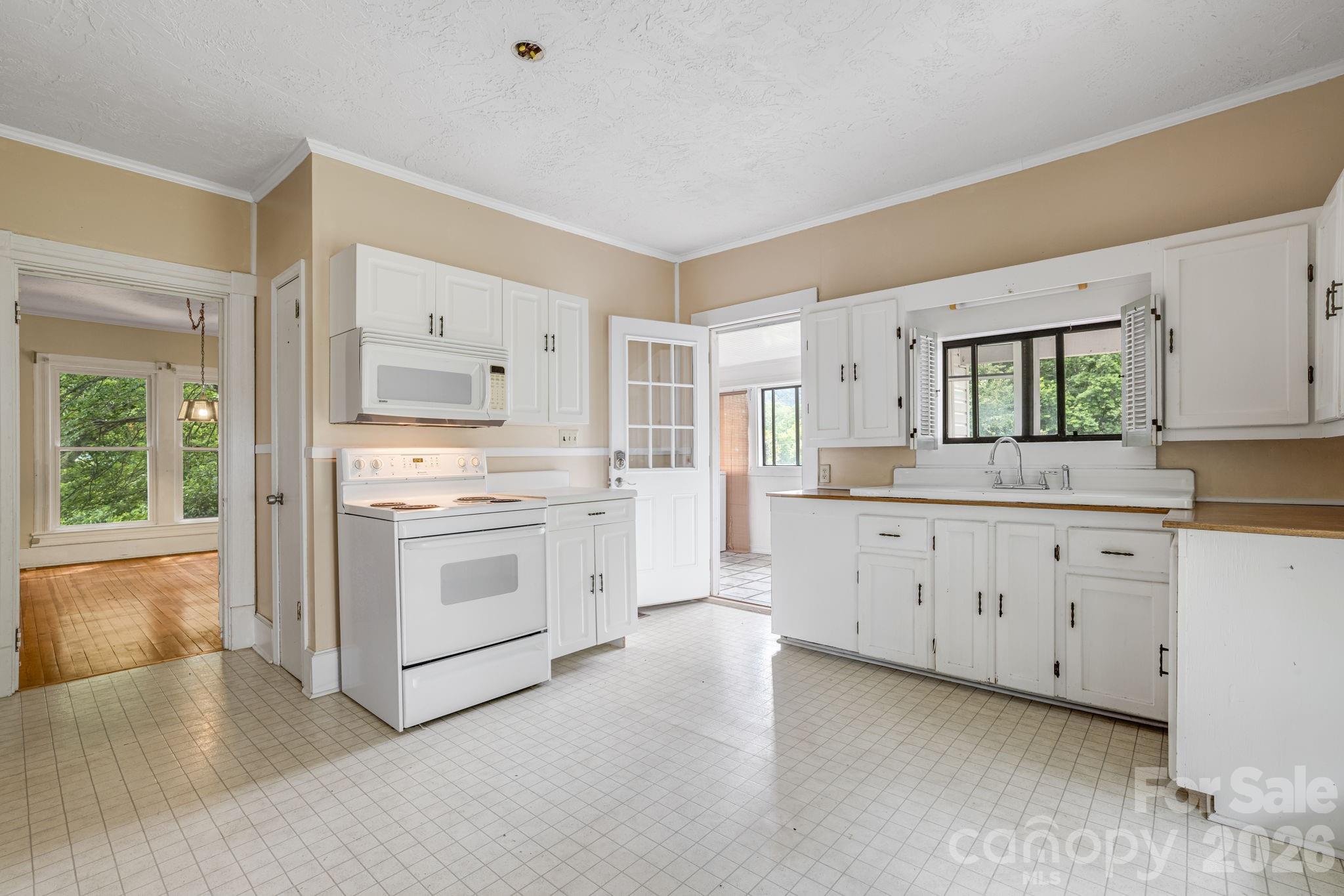 Single Family Residence at 82 Hill Street, Hot Springs, photo 15 of 42