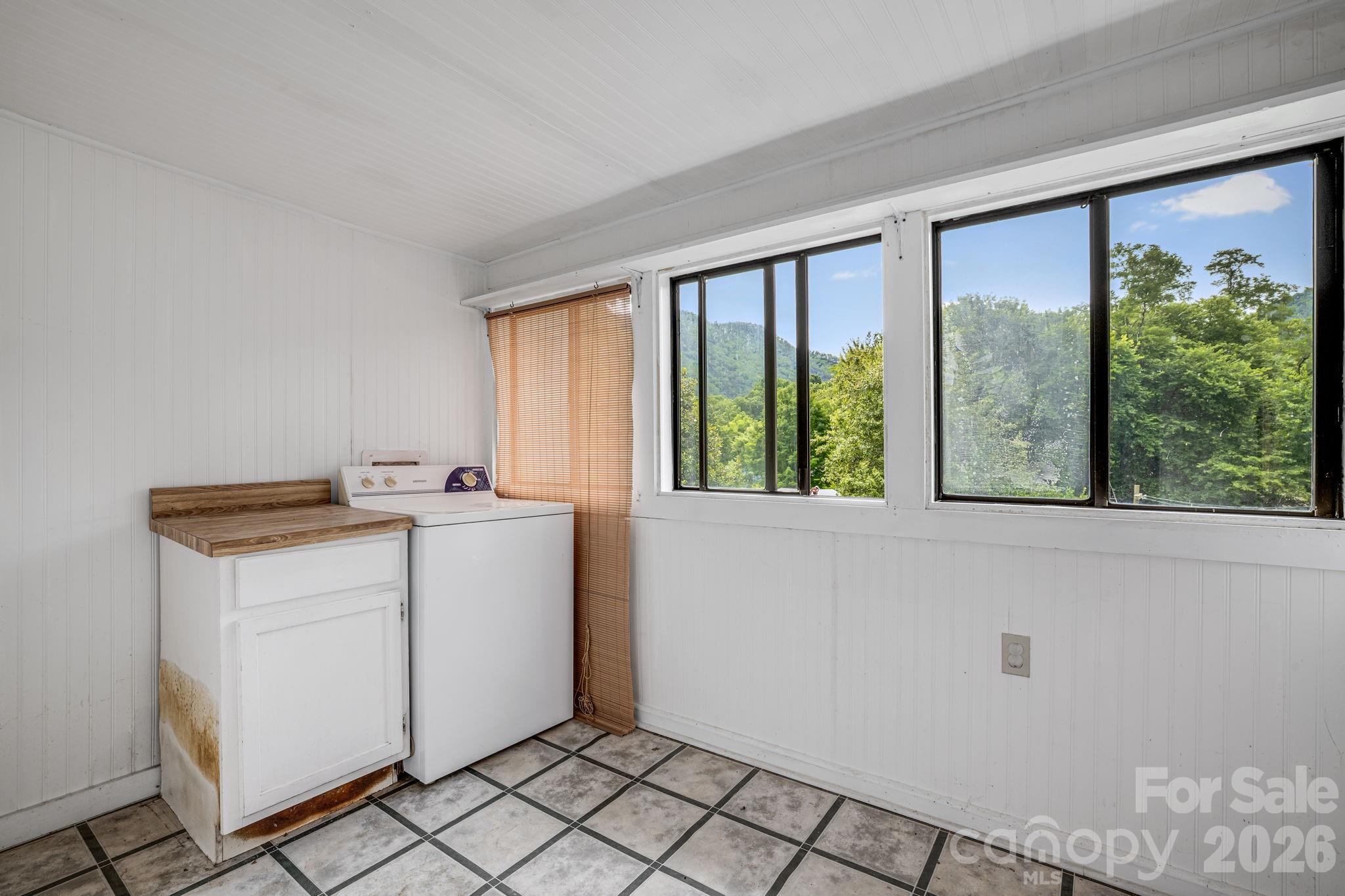 Single Family Residence at 82 Hill Street, Hot Springs, photo 21 of 42