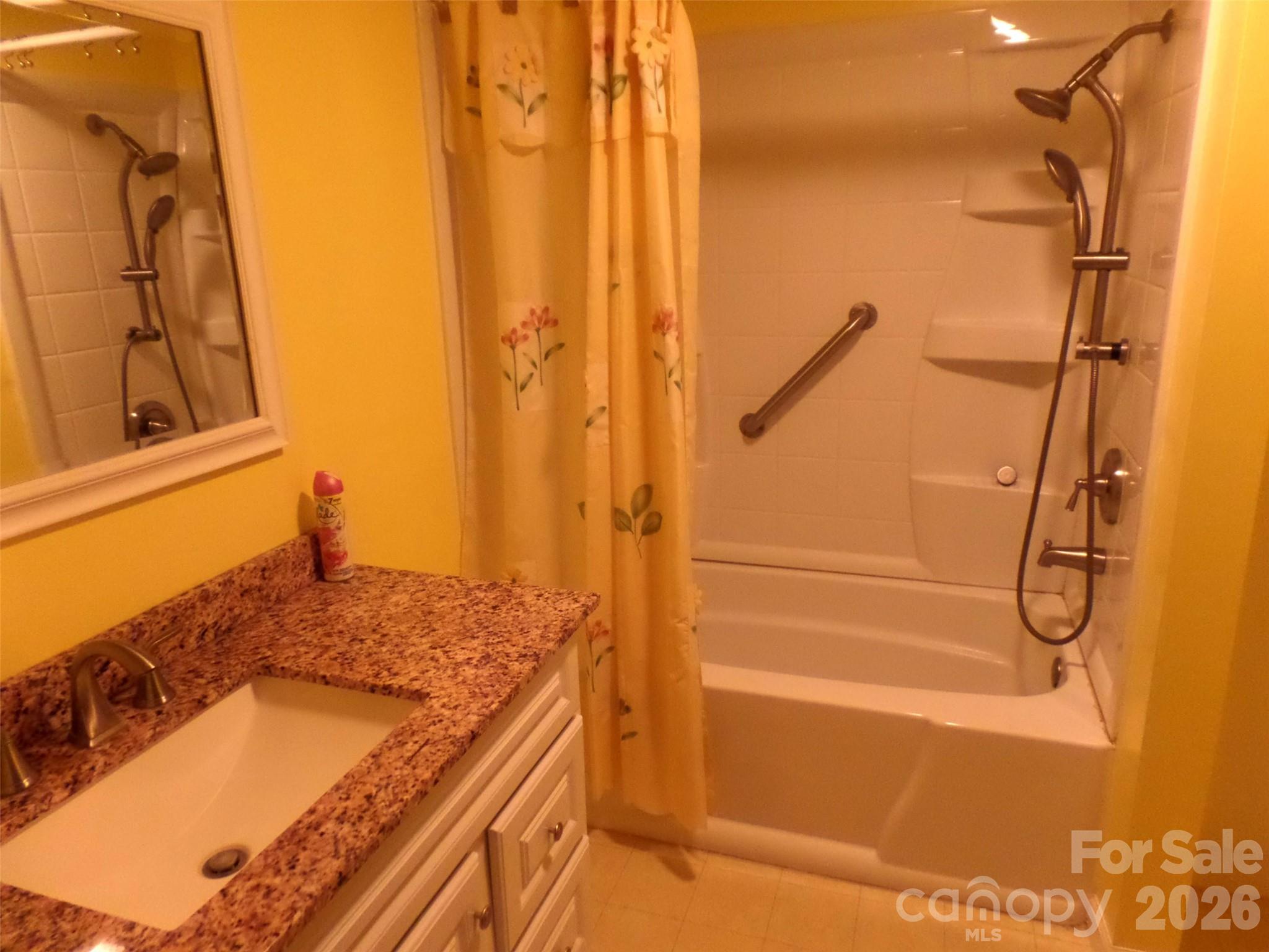 Hall bath - 3333 Hunawill Street, Claremont
