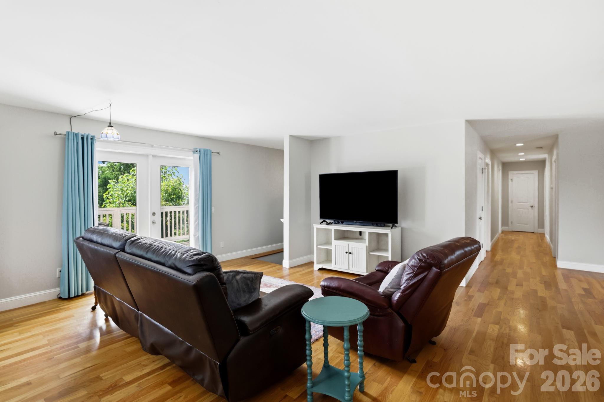 Living room - 26 Crestwood Drive, Arden