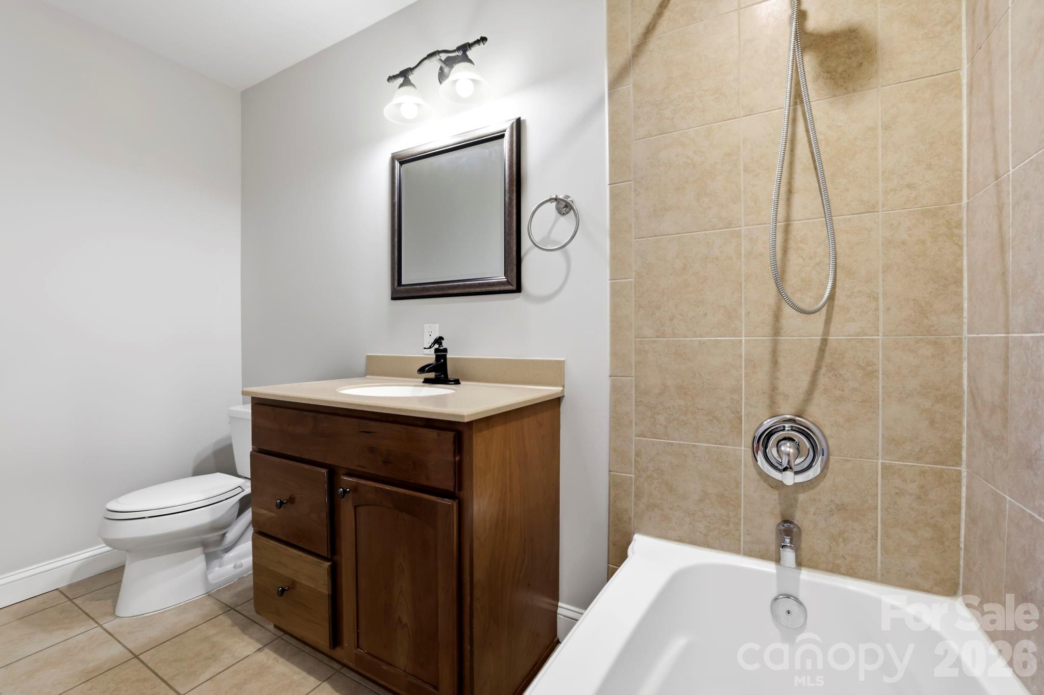 Main level Bathroom - 26 Crestwood Drive, Arden