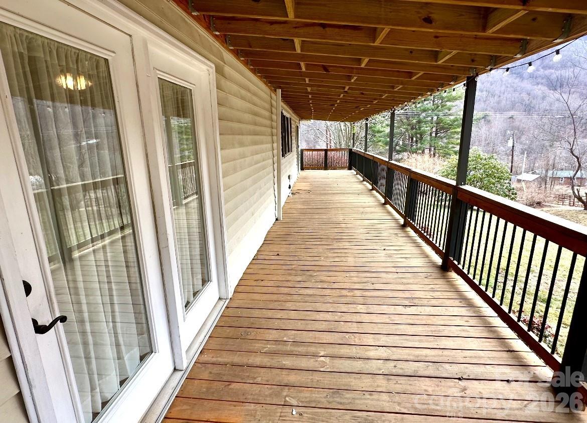 Covered porch - 1567 Newfound Road, Leicester