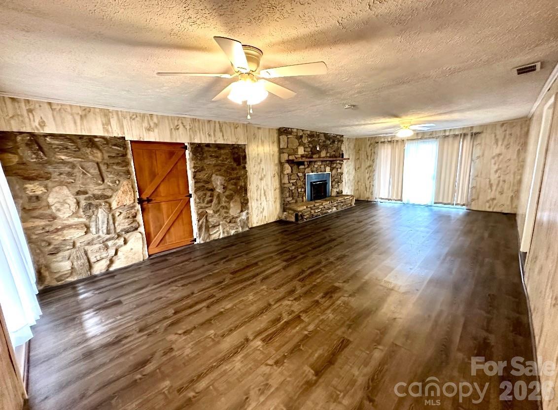 Large Living Area - 1567 Newfound Road, Leicester