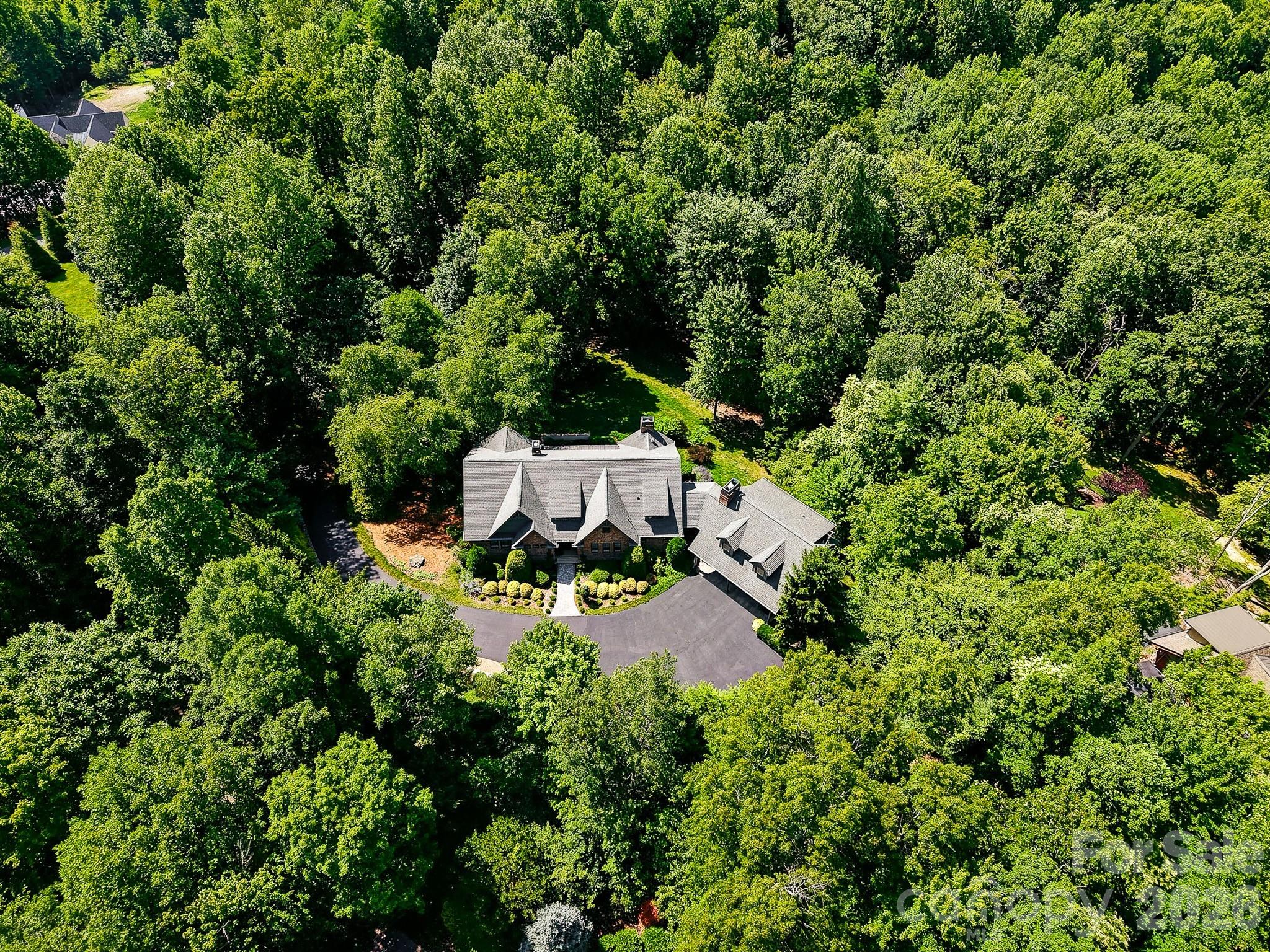 Single Family Residence at 1333 Solomon Circle, Hendersonville, photo 2 of 48