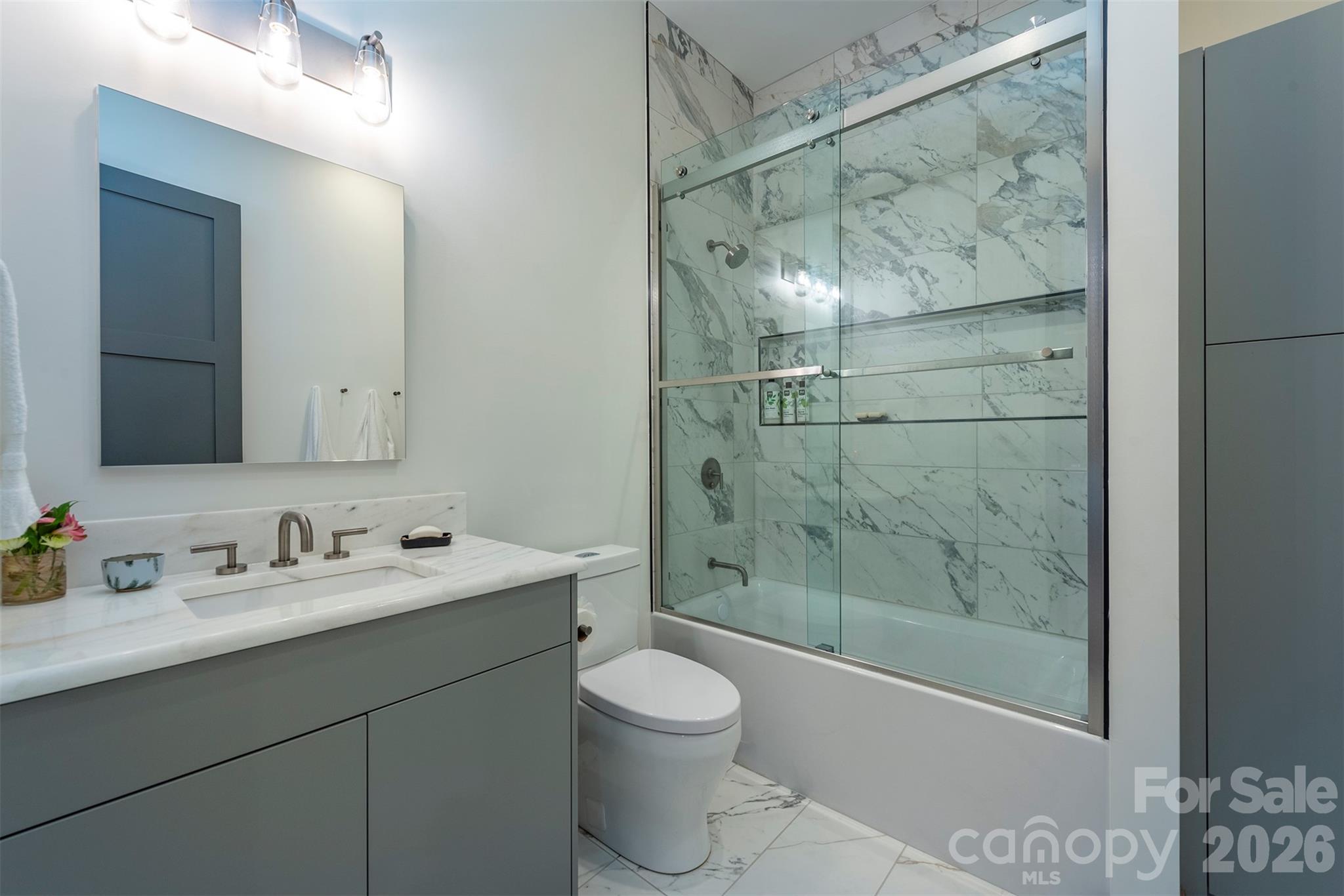 Full bathroom in the lower level for guests to use - 158 Riverbend Forest Drive, Asheville