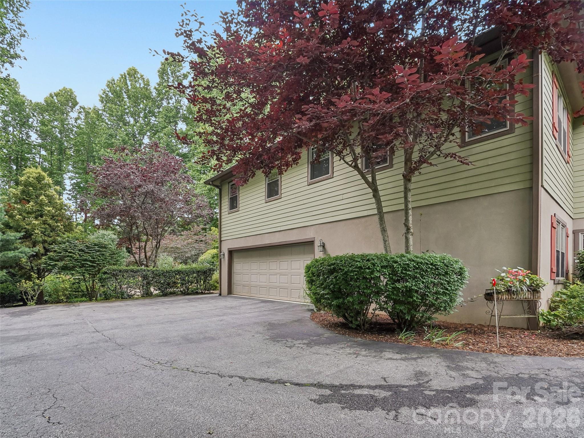 Single Family Residence at 300 Pinnacle Peak Lane, Flat Rock, photo 33 of 40