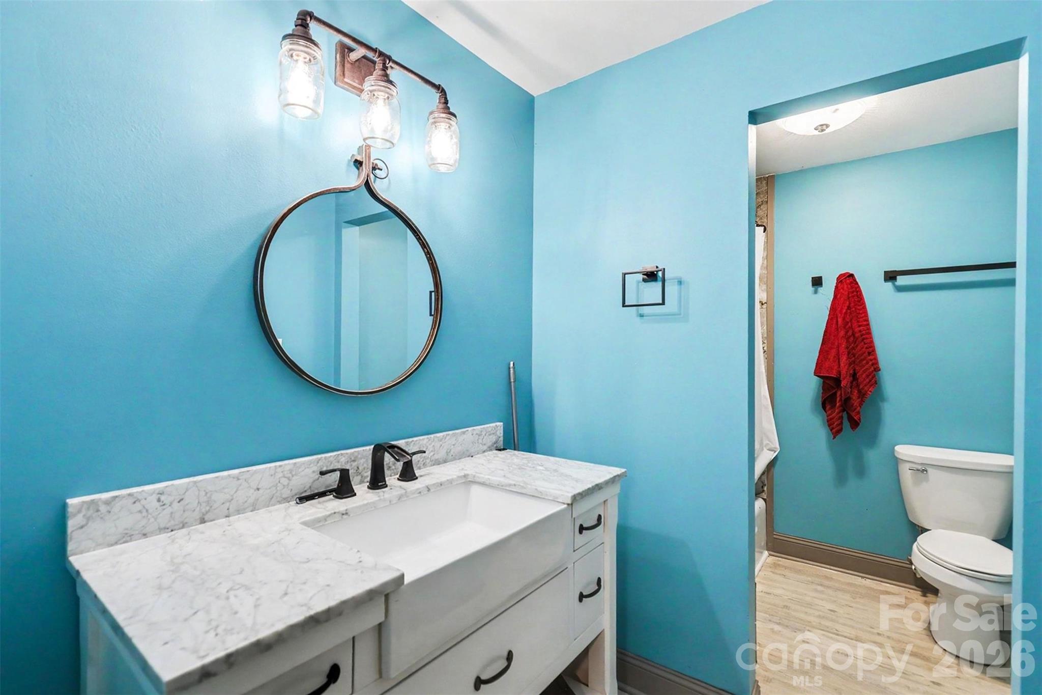 Shared guest bath on main level. - 16033 Samoa Court, Fort Mill