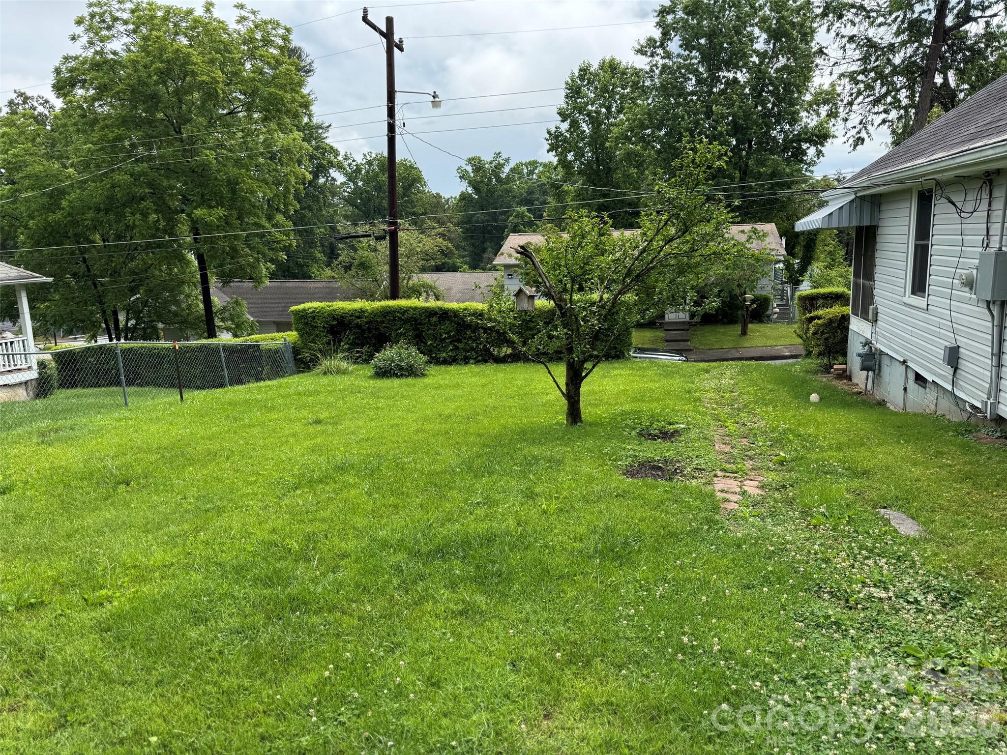 831 Side yard - 831/833 N Oak Street, Hendersonville