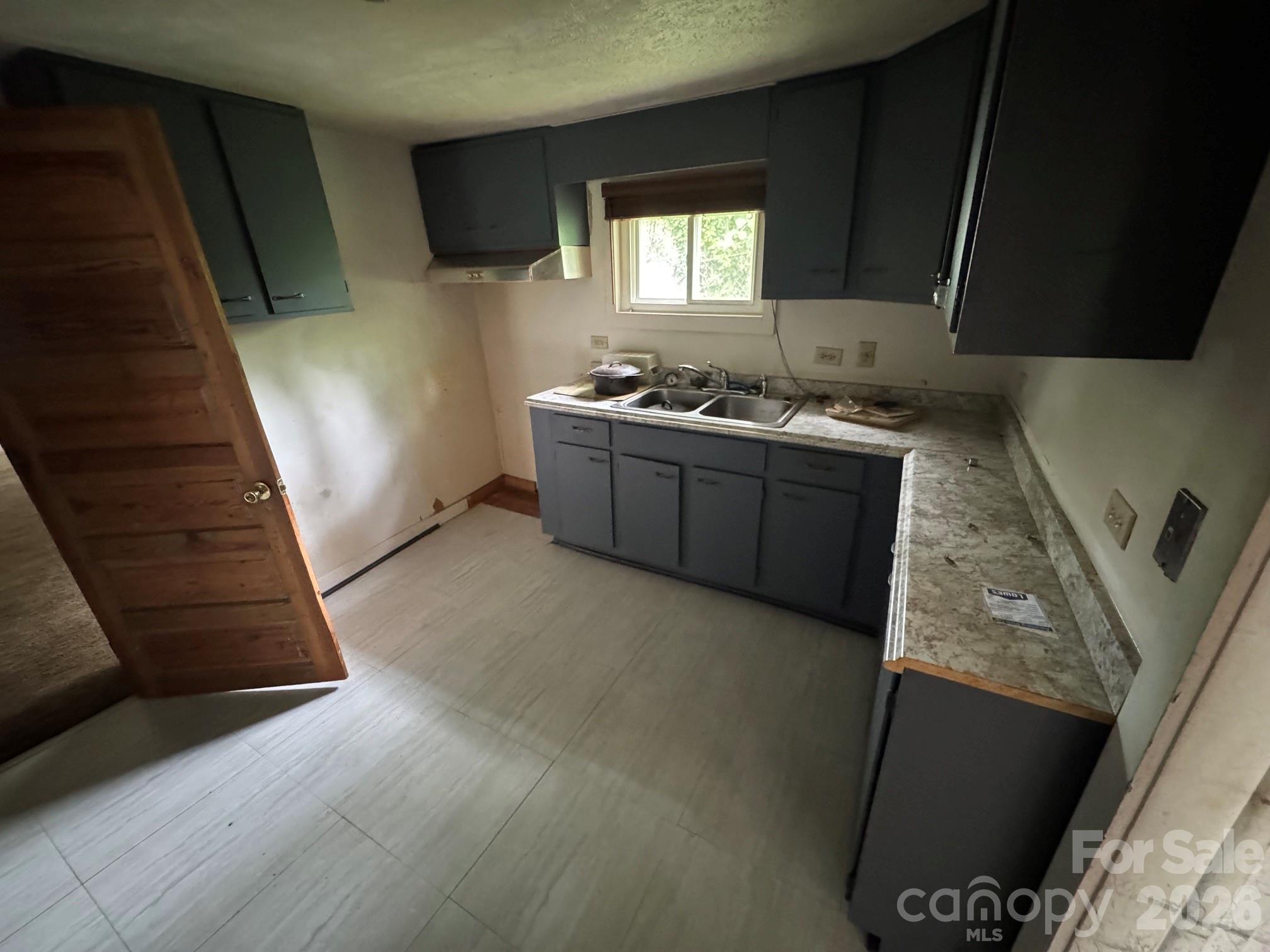 Single Family Residence at 831/833 N Oak Street, Hendersonville, photo 5 of 26
