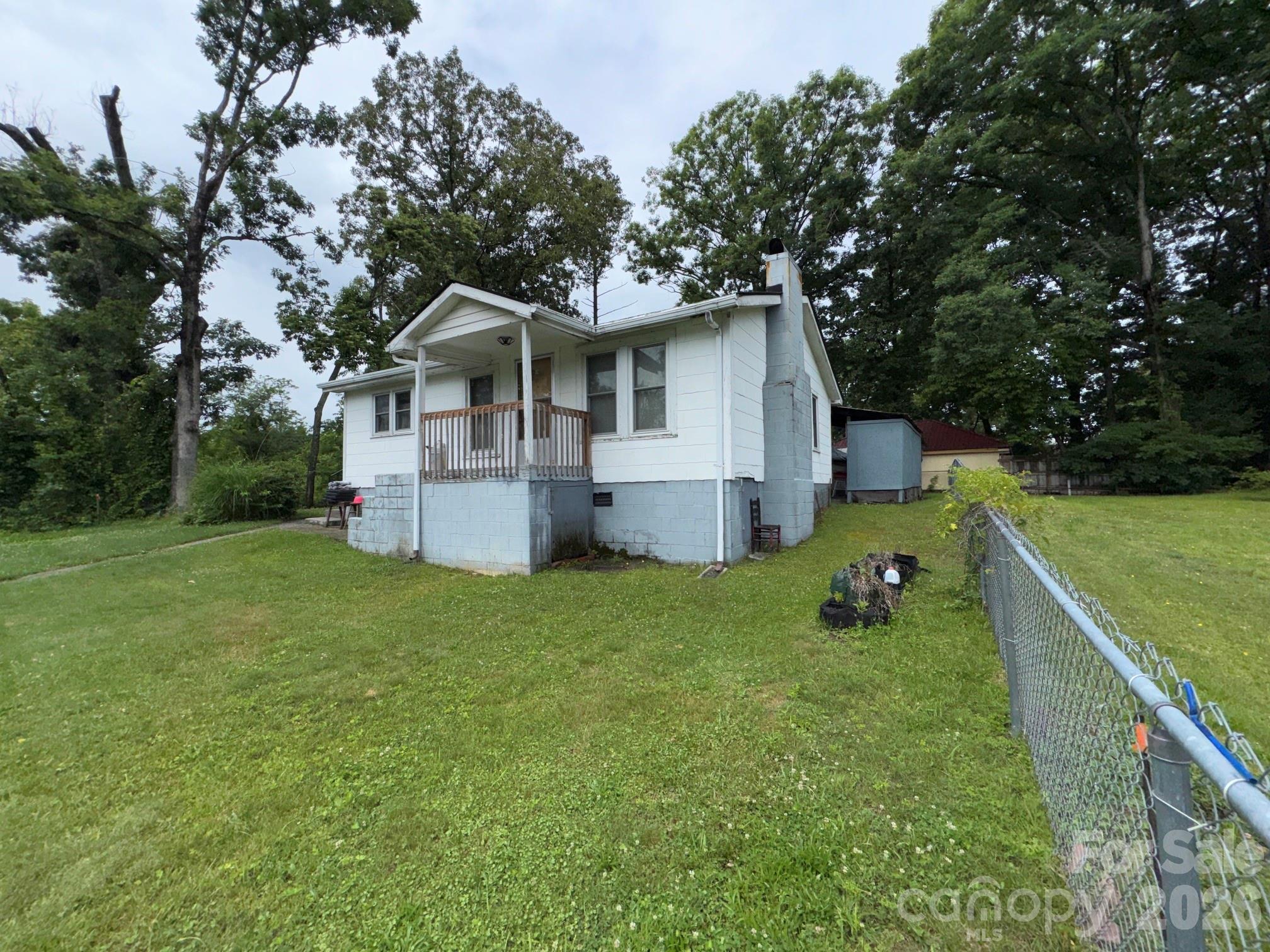 Single Family Residence at 831/833 N Oak Street, Hendersonville, photo 17 of 26