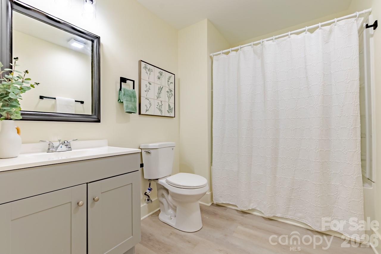 Spacious bathroom - 1501 Mccormick Avenue, Gastonia